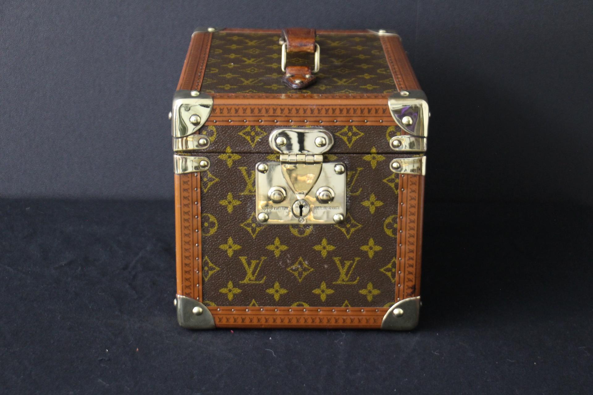 This very nice Louis Vuitton monogram train case features solid brass corner and lock.Its lock is stamped Louis Vuitton.
Its beautiful toffee color trim is all printed with monogram .
It is also embossed Louis Vuitton on its beatutifully patinated