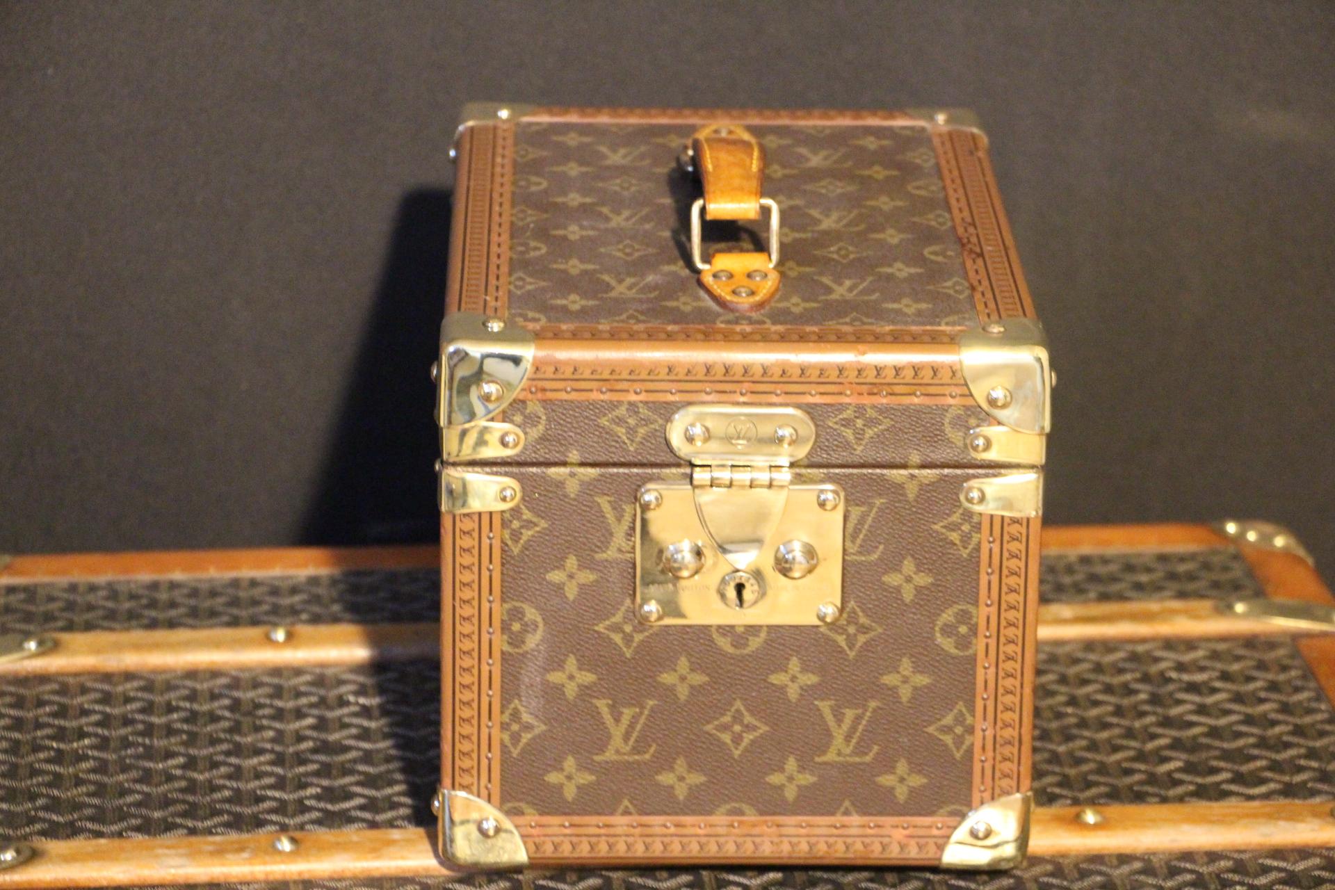 Very nice Louis Vuitton monogram train case with solid brass corners and lock.

Leather top handle.

All its studs are engraved Louis Vuitton.

Its interior is in very good condition. 

1 working key.

H 8.27 in. x W 8.67 in. x D 11.82 in.
H 21 cm x