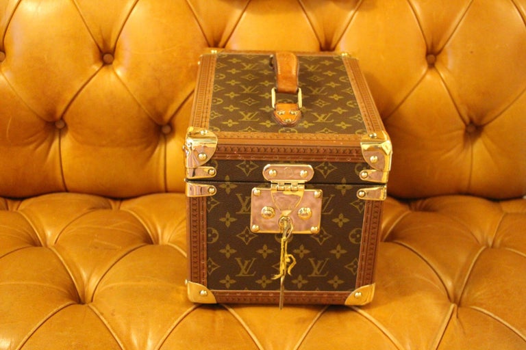 This very nice Louis Vuitton monogram train case features solid brass corner, clasps and lock.Its clasps and lock are stamped Louis Vuitton.

It is also embossed Louis Vuitton on its beatutifully atinated leather top handle;

All its studs are