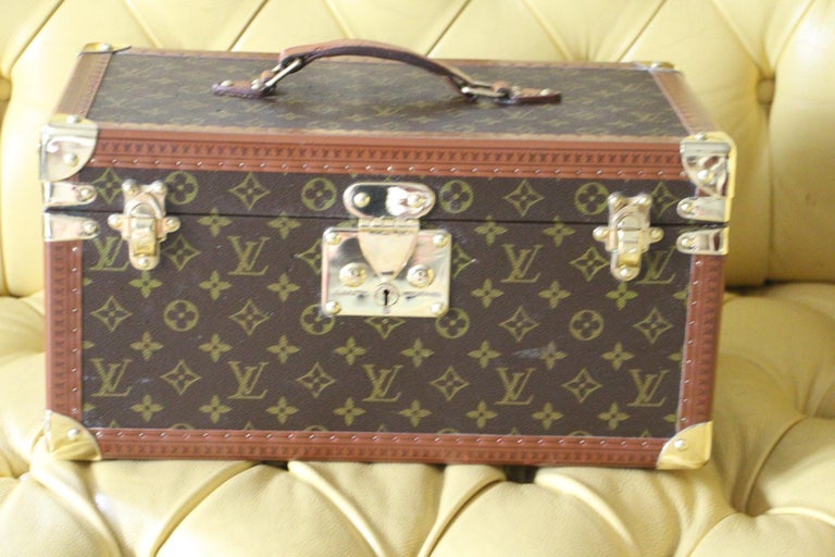 This beauty case features monogram canvas and all brass fittings.
All studs are marked Louis Vuitton as well as its leather handle.
Interior: Beige coated canvas, adjustable leather straps for holding materials. One removable half tray. Very clean