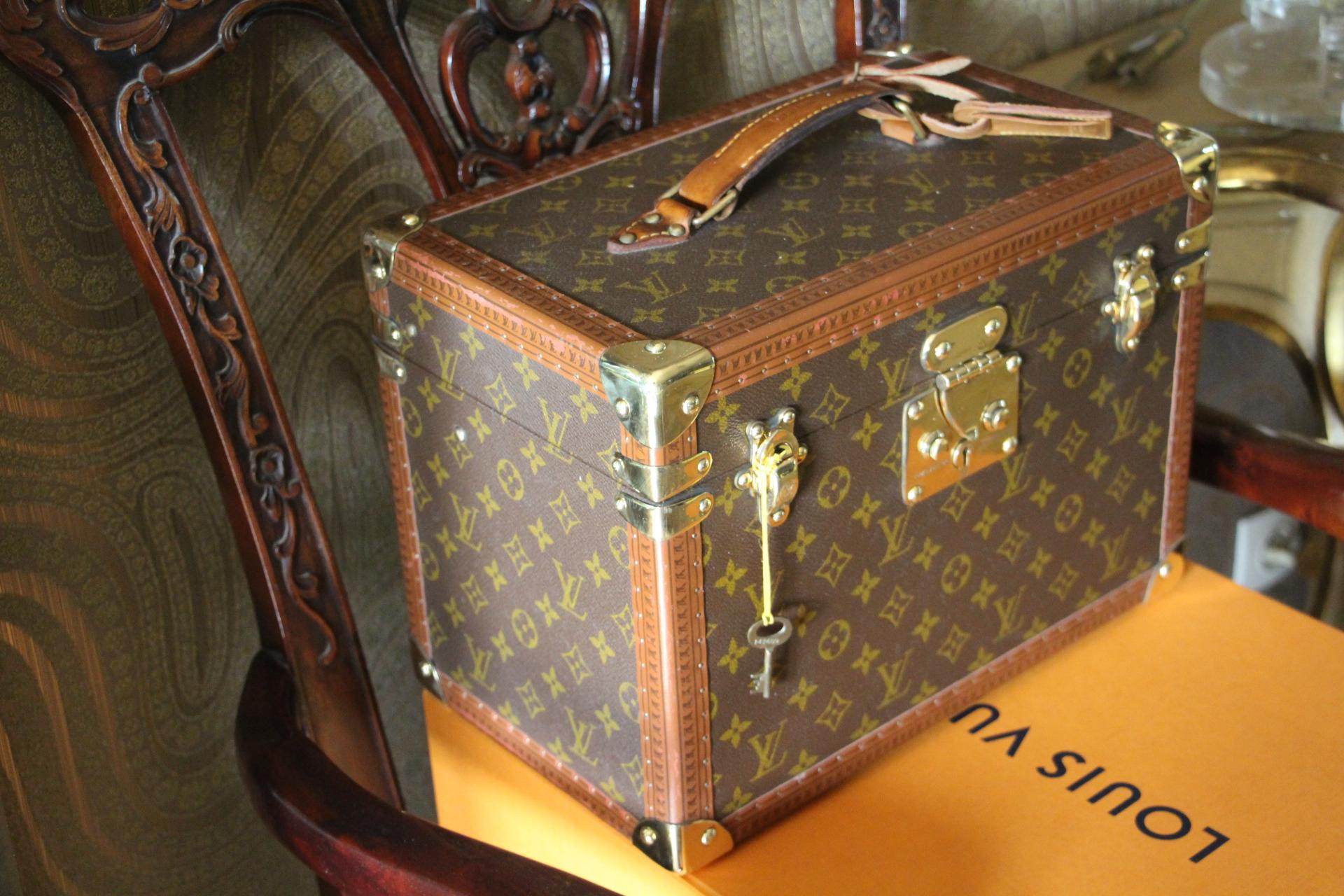 Este precioso maletín tiene un lienzo con monograma y todos los herrajes son de latón.
Todas las tachuelas están marcadas, así como su mango de cuero.
Interior: Lona revestida de color beige, correas de cuero ajustables para sujetar los materiales.
