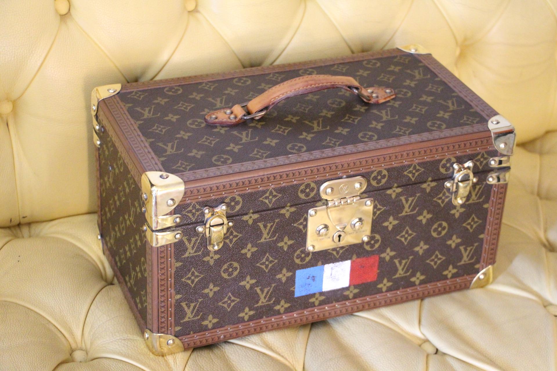 This Louis Vuitton beauty case features monogram canvas and all brass fittings.It also has got a customized hand painted French flag. It is very unique.
All studs are marked Louis Vuitton as well as its top leather handle.
Its interior is in beige
