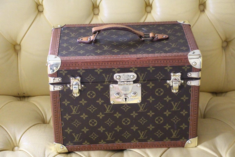 This Louis vuitton beauty case features monogram canvas and all brass fittings.
All studs are marked Louis Vuitton as well as its leather handle.
Interior: Beige coated canvas, adjustable leather straps for holding materials. Very clean and fresh.