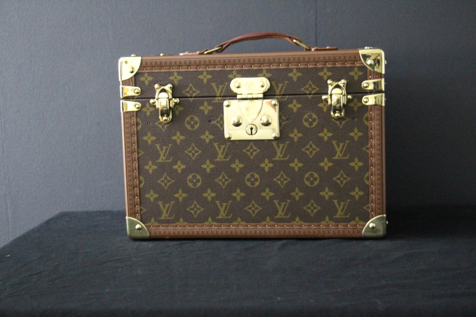 This Louis vuitton beauty case features monogram canvas and all brass fittings.Its main lock as well as its 2 latches are in solid brass and are stamped Louis Vuitton.
All studs are marked Louis Vuitton. Its large and comfortable top leather handle