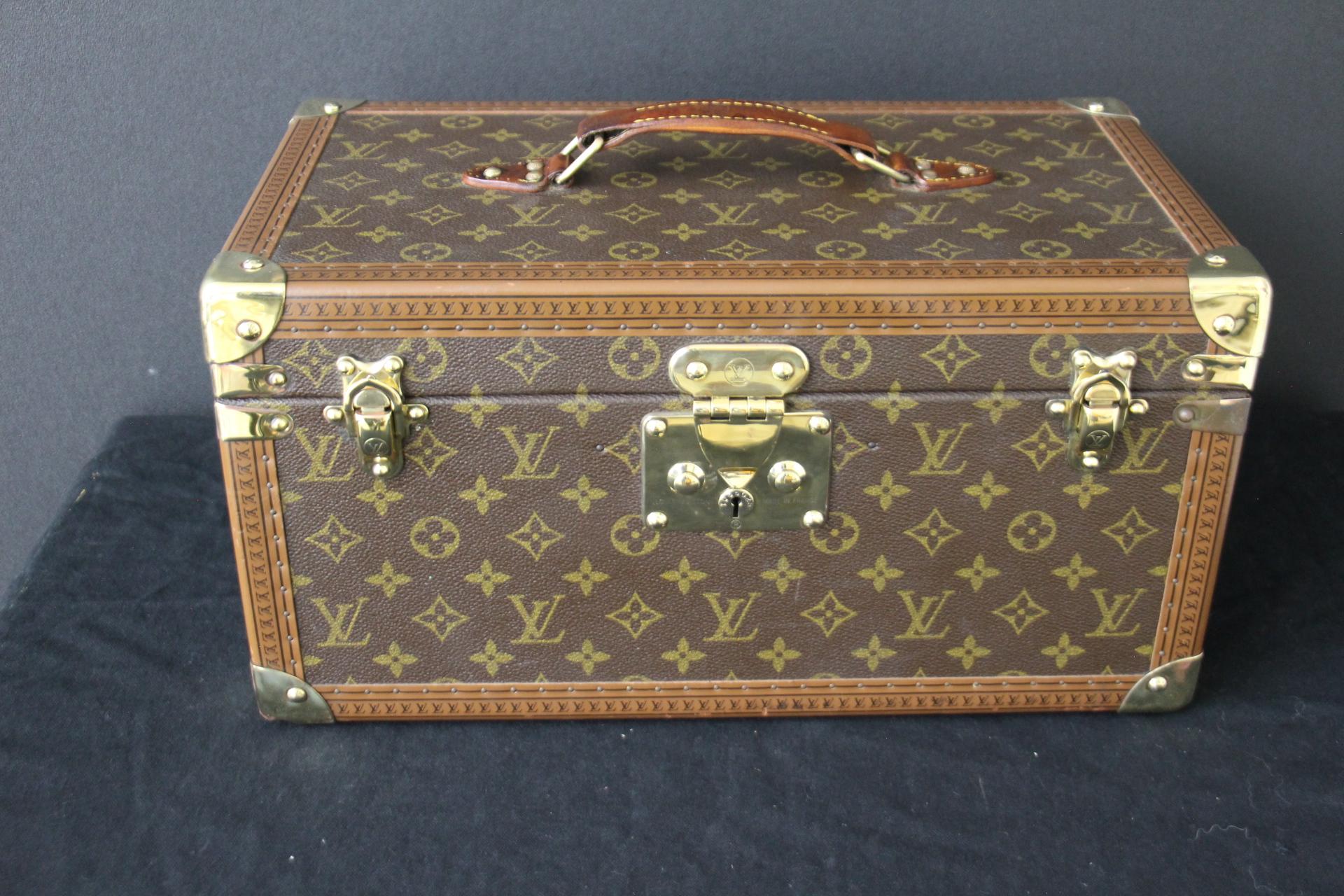 This Louis Vuitton train case features monogram canvas and all brass fittings.
All studs are marked Louis Vuitton. All its trim is printed with Louis Vuitton monogram.
Its interior is in beige coated canvas and it features 2 rows of adjustable