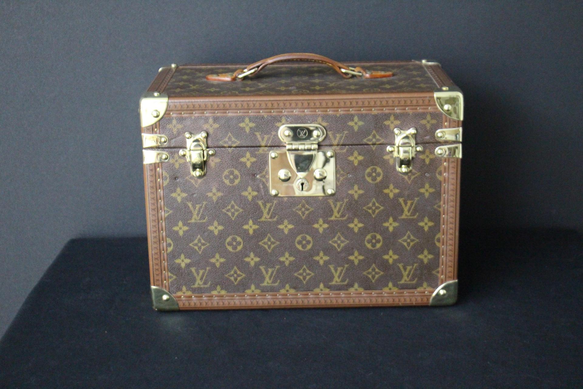 This Louis vuitton beauty case features monogram canvas and all brass fittings.Its main lock as well as its 2 latches are in solid brass and are stamped Louis Vuitton.
All studs are marked Louis Vuitton. Its large and comfortable top leather handle