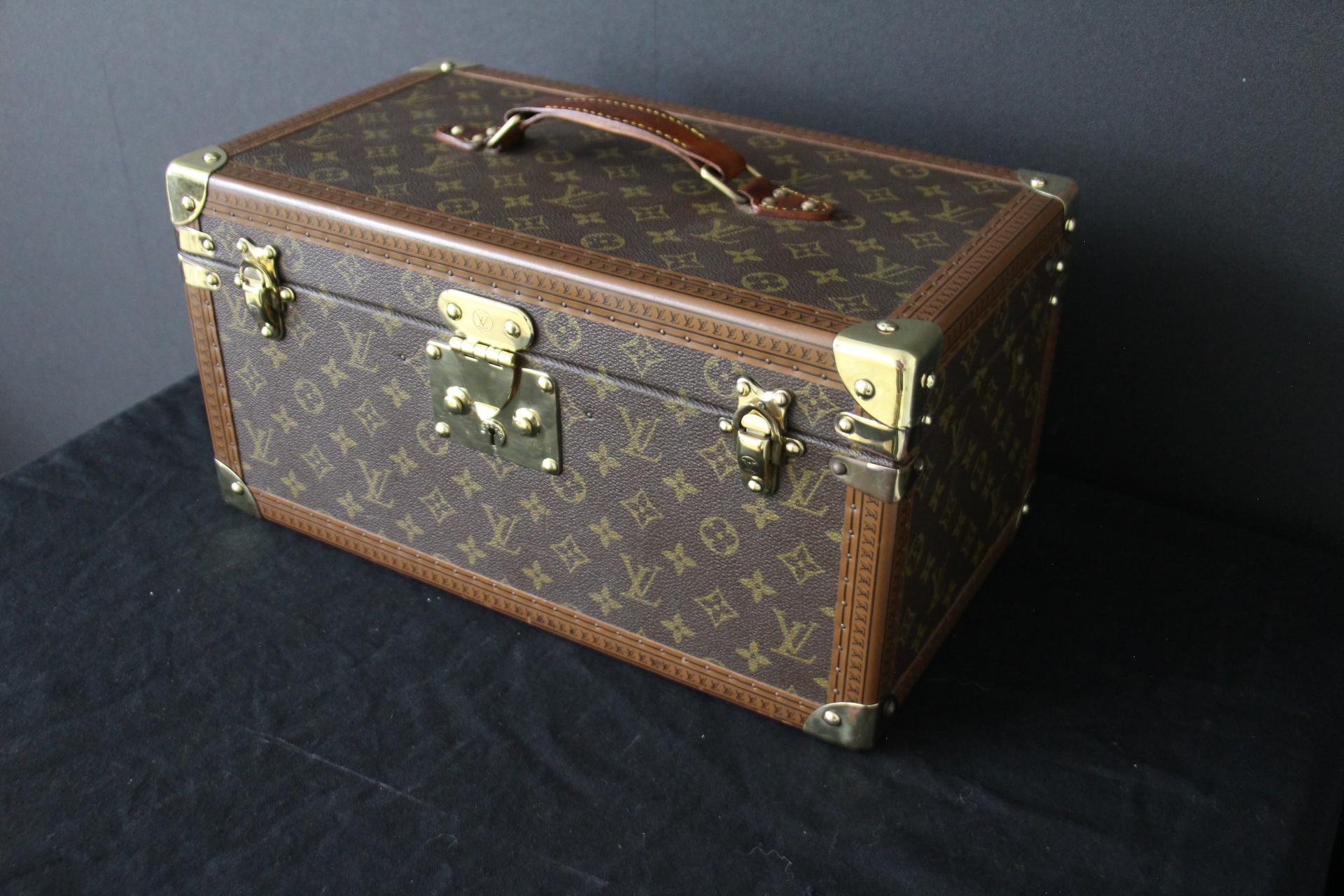 Louis Vuitton Train Case, Louis Vuitton Boite Pharmacie, Louis Vuitton Case  In Good Condition For Sale In Saint-ouen, FR