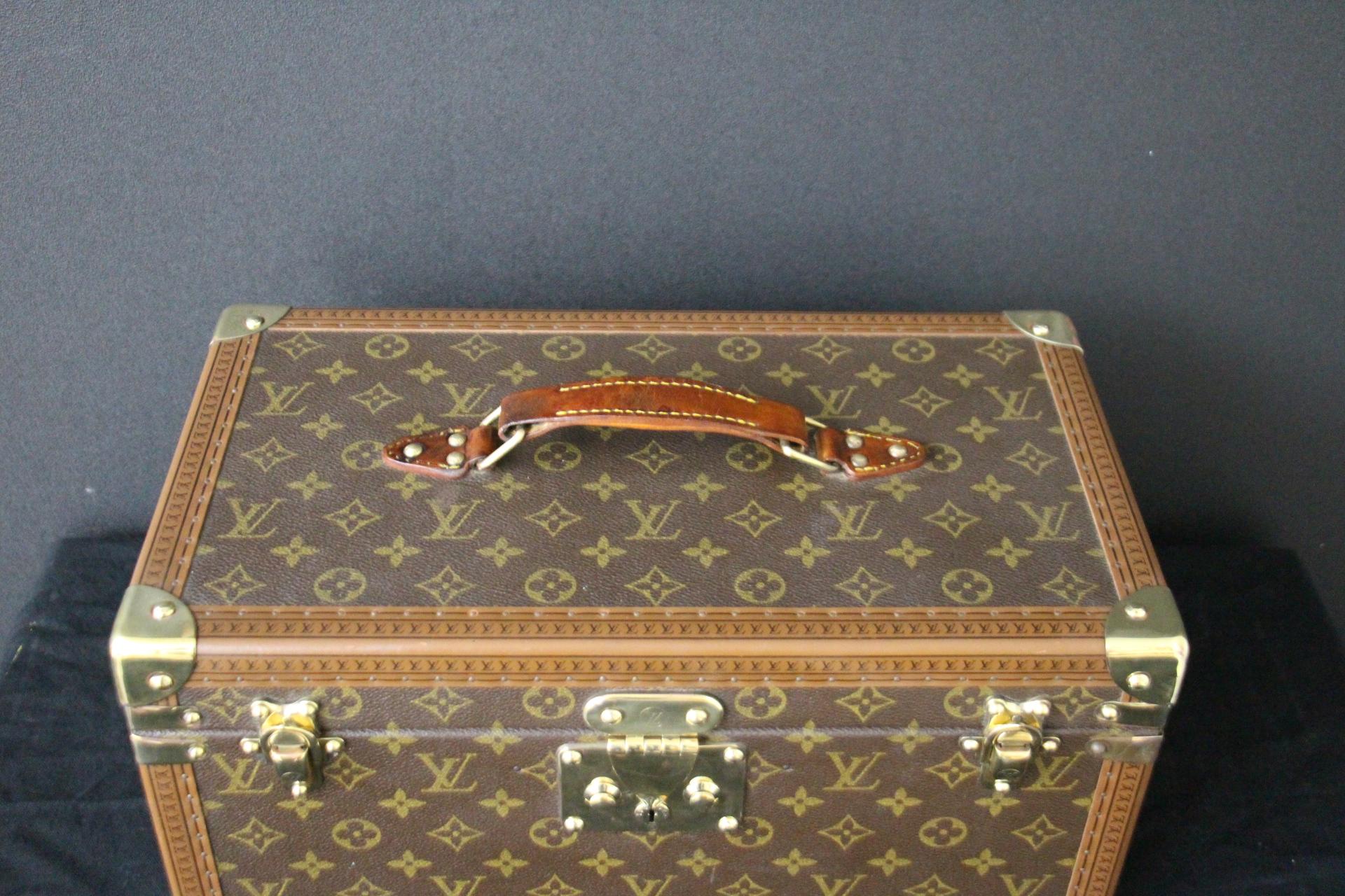 Louis Vuitton Train Case, Louis Vuitton Boite Pharmacie, Louis Vuitton Case In Good Condition For Sale In Saint-ouen, FR