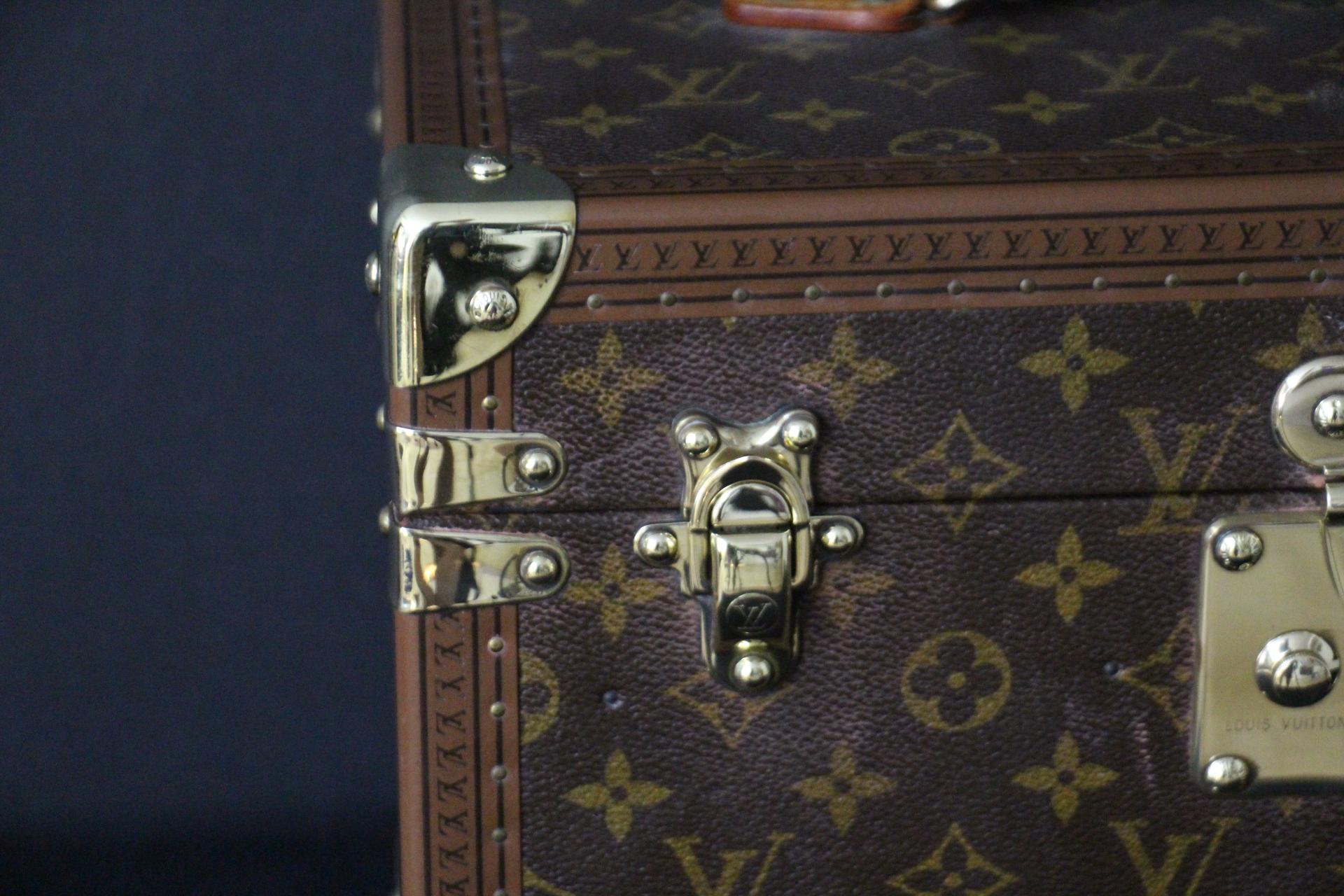 Louis Vuitton Train Case, Louis Vuitton Boite Pharmacie, Louis Vuitton Case In Good Condition For Sale In Saint-ouen, FR