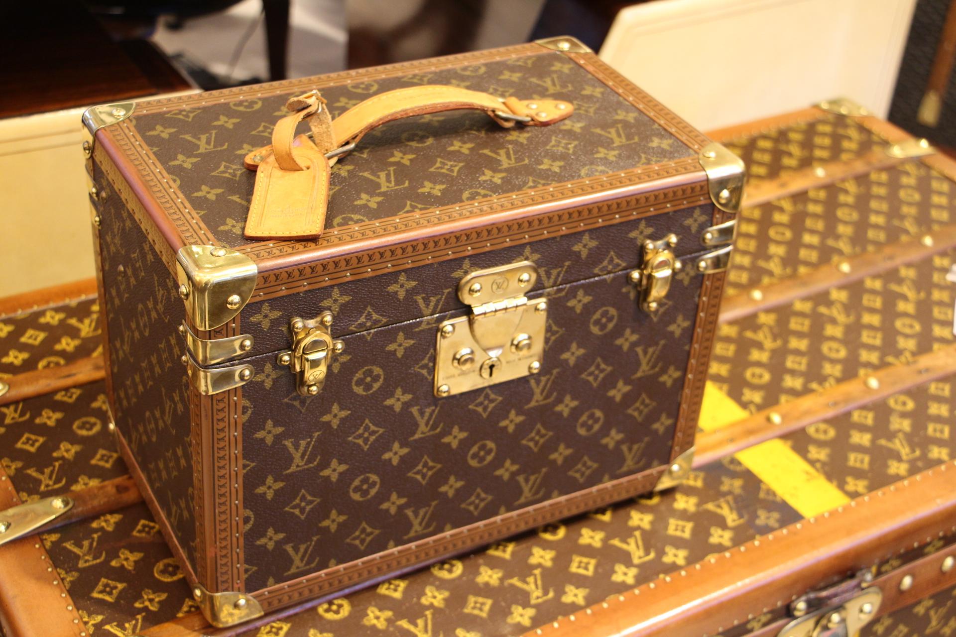 This beauty case features monogram canvas and all brass fittings.
All studs are marked as well as its leather handle.
Interior: Beige coated canvas, adjustable leather straps for holding materials. Very clean and fresh.
Removable little box with