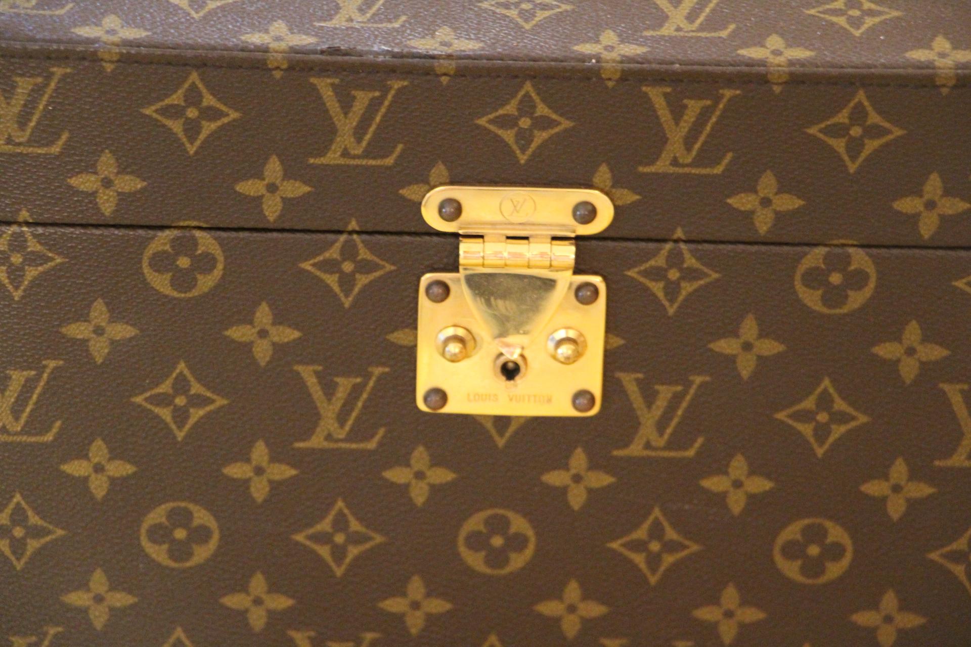 This rigid beauty case features monogram canvas and solid brass stamped Louis Vuitton lock. Its leather strap is adjustable and has a magnificent patina.
Its interior is in beige canvas with eather straps for holding materials. Under its lid there