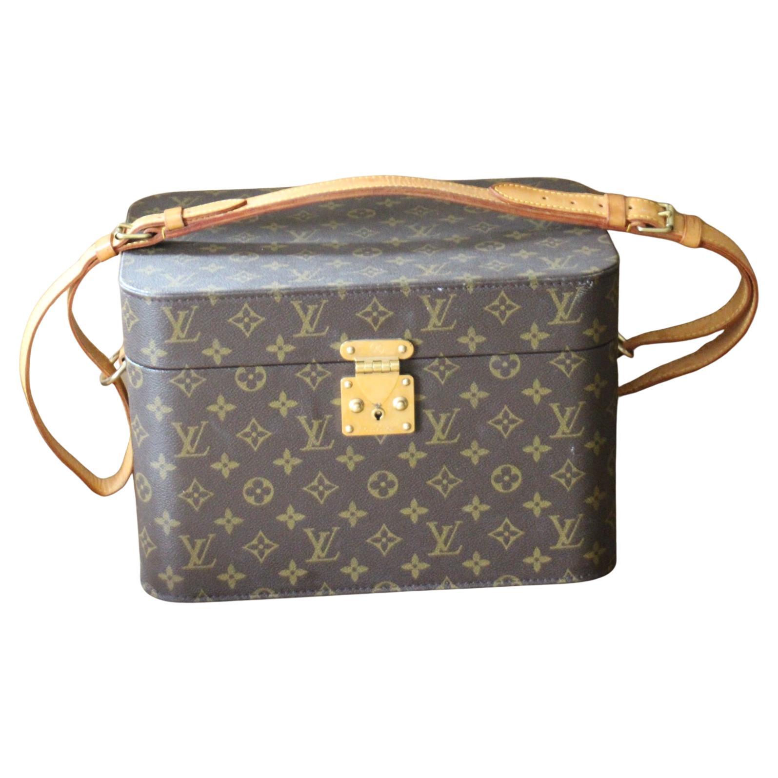 This rigid beauty case features monogram canvas and solid brass stamped Louis Vuitton lock. It is embossed Louis Vuitton the its side leather piece.
Its leather strap is adjustable, it is also un very good condition and has a magnificent patina.
Its