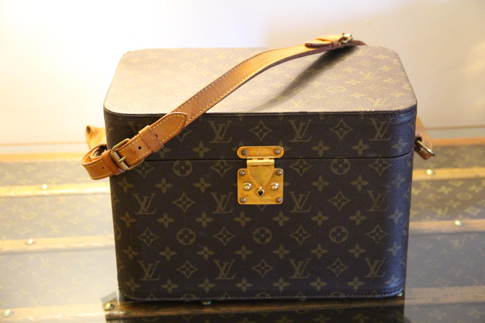 This rigid beauty case features monogram canvas and solid brass stamped Louis Vuitton lock. Its leather strap is adjustable and has a magnificent patina.
Its interior is in beige canvas with leather straps for holding materials. Under its lid there