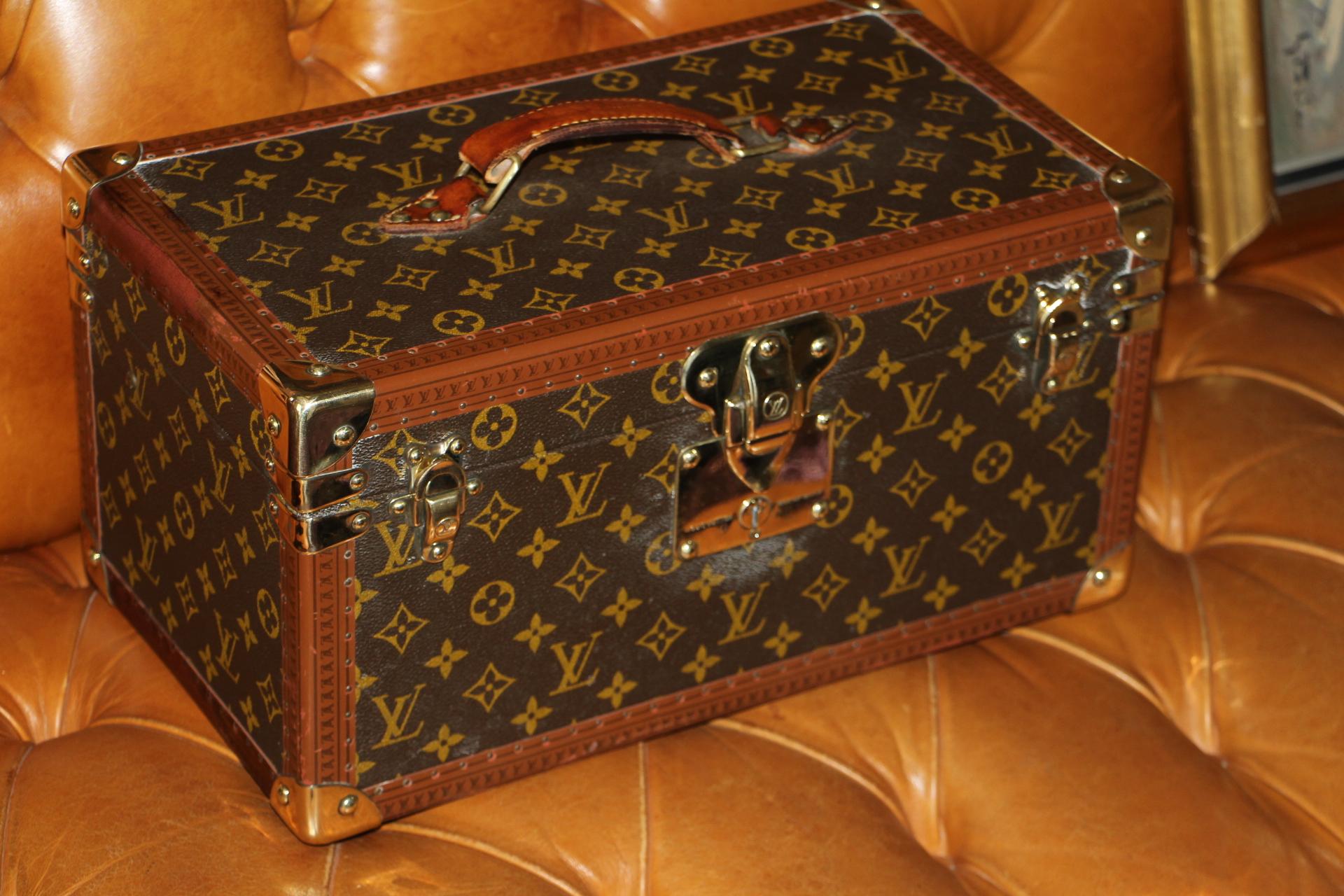 This beauty case features monogram canvas and all brass fittings. All studs are marked as well as its leather handle.
Interior: beige coated canvas, adjustable leather straps for holding materials. Very clean and fresh interior.
Louis Vuitton