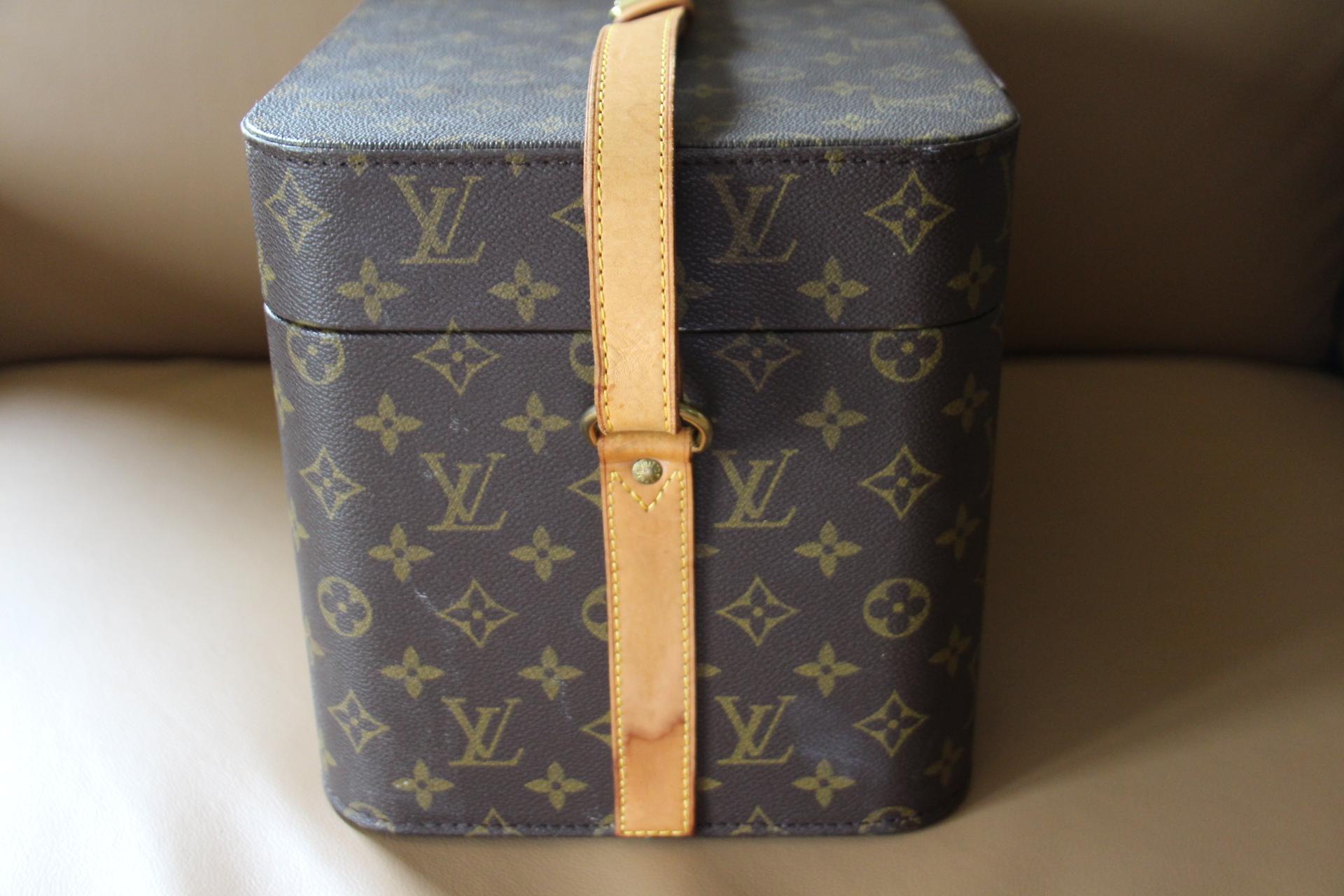 Louis Vuitton Train Case, Louis Vuitton Jewelry Case, Louis Vuitton Beauty Case In Good Condition For Sale In Saint-ouen, FR