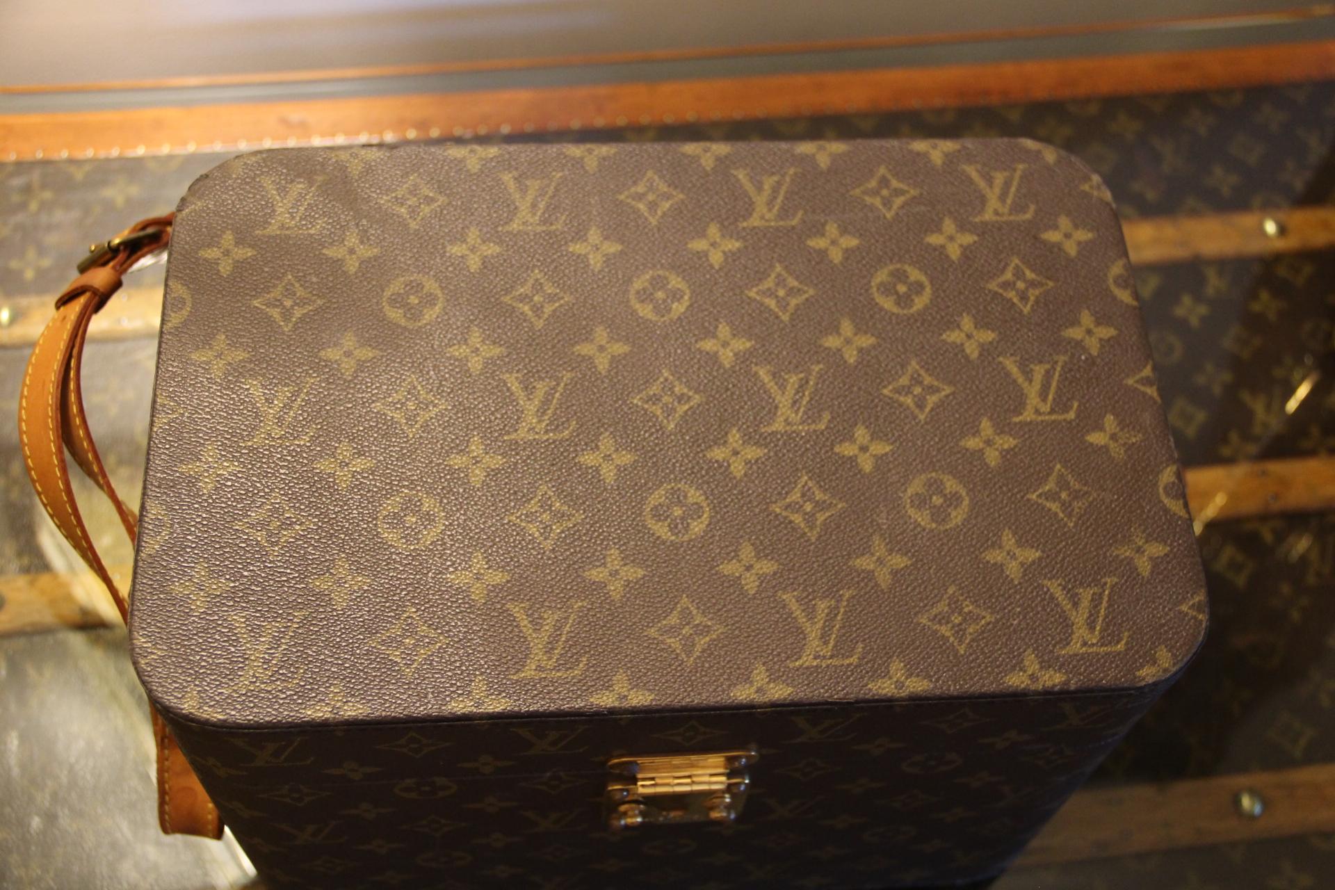 Louis Vuitton Train Case, Louis Vuitton Jewelry Case, Louis Vuitton Beauty Case In Good Condition For Sale In Saint-ouen, FR
