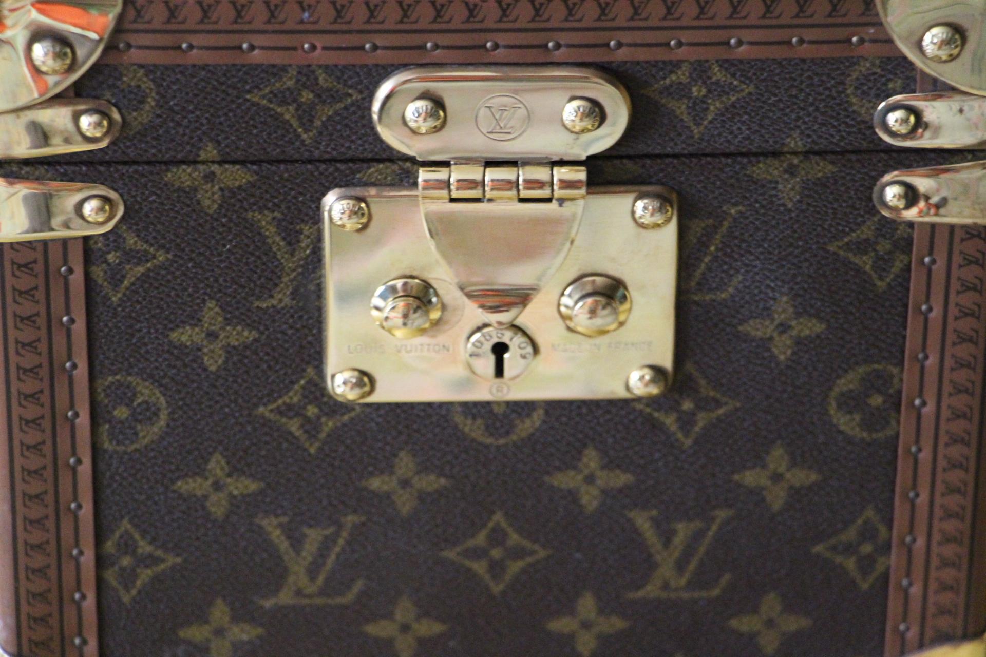 Very nice Louis Vuitton monogram train case with solid brass corners and lock.

Leather top handle.

All its studs are engraved Louis Vuitton. 

Its interior is in very good condition. Louis Vuitton serial number label.

Inside, there is a