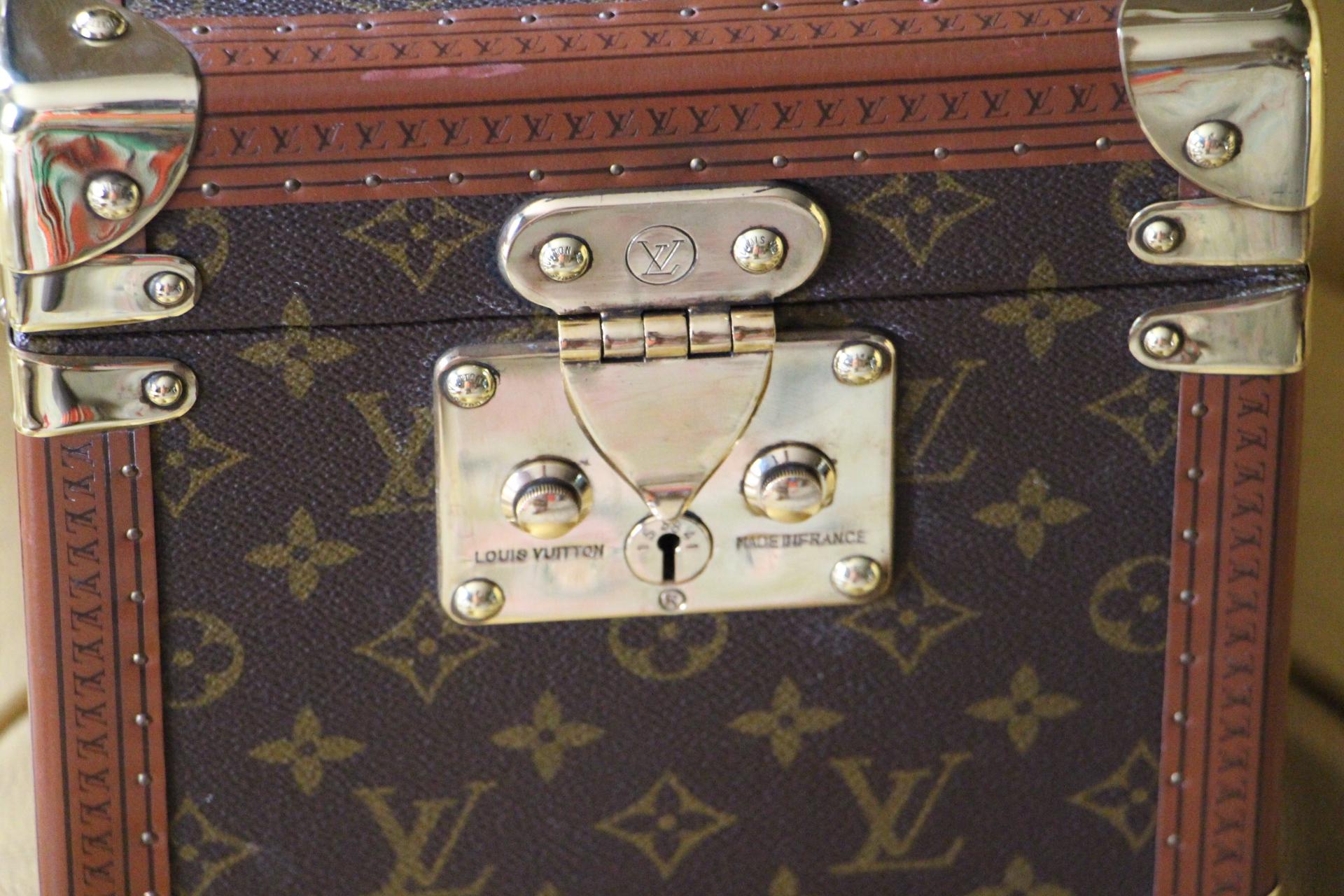 Very nice Louis Vuitton monogram train case with solid brass corners and lock.

Leather top handle.

All its studs are engraved Louis Vuitton. 

Its interior is in very good condition too.






 