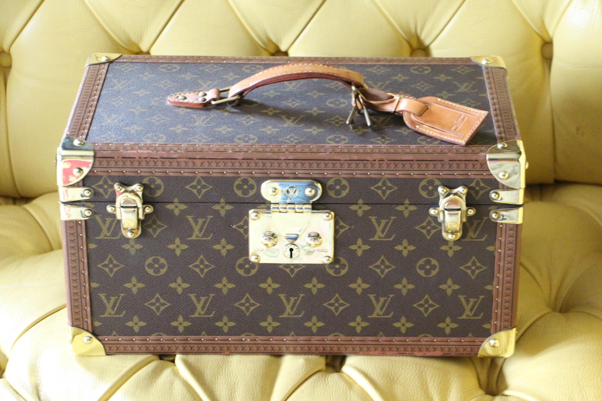This beauty case features monogram canvas and all brass fittings. All studs are marked as well as its leather handle.
Interior: beige coated canvas, adjustable leather straps for holding materials. Under its lid there is a mirror. Removable little