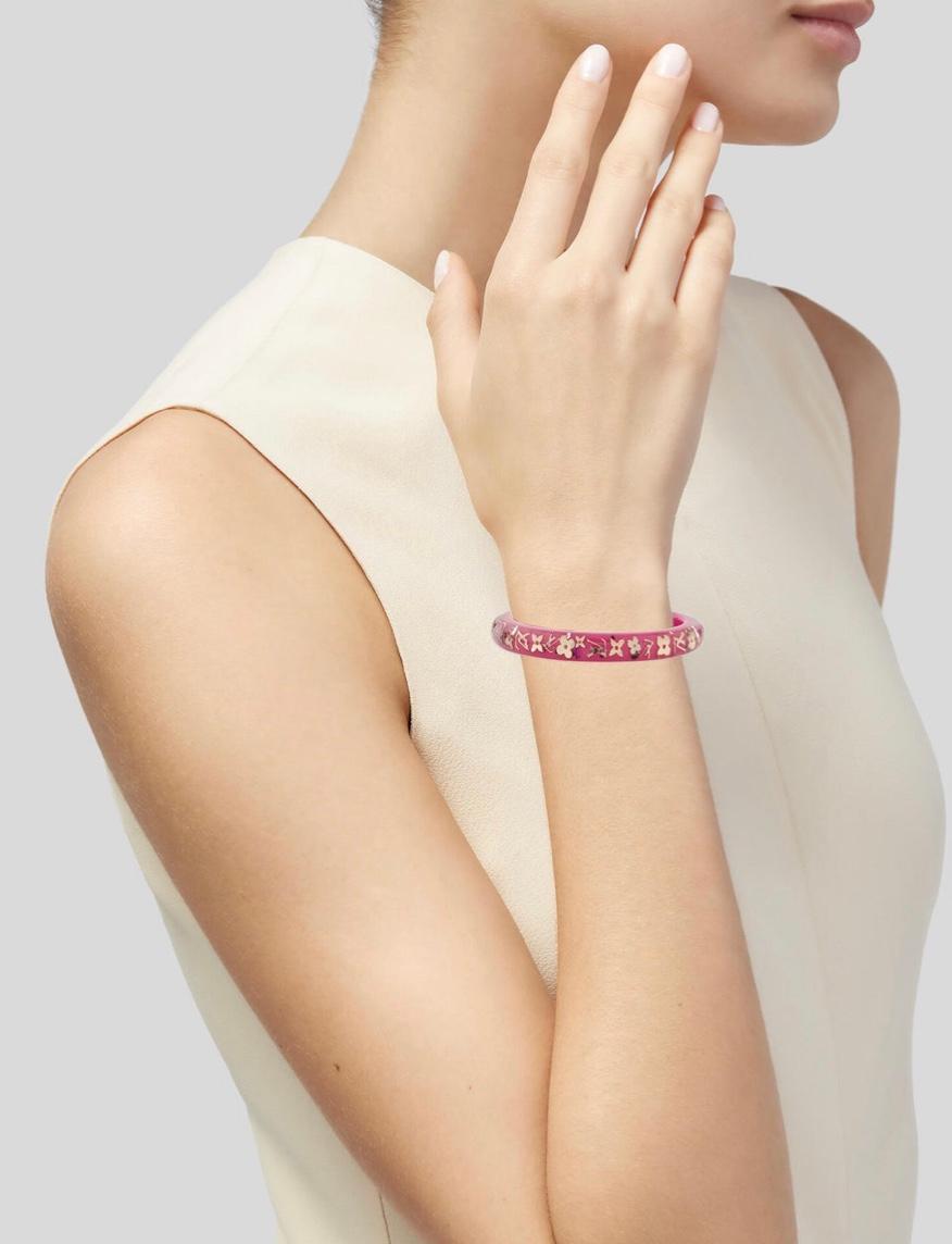 
Louis Vuitton Inclusion Transparent Bangle

Classy and feminine this Louis Vuitton Resin Inclusion Bracelet will become your new favorite accessory. It is crafted from see through resin. It is embellished with gold-tone Louis Vuitton signature