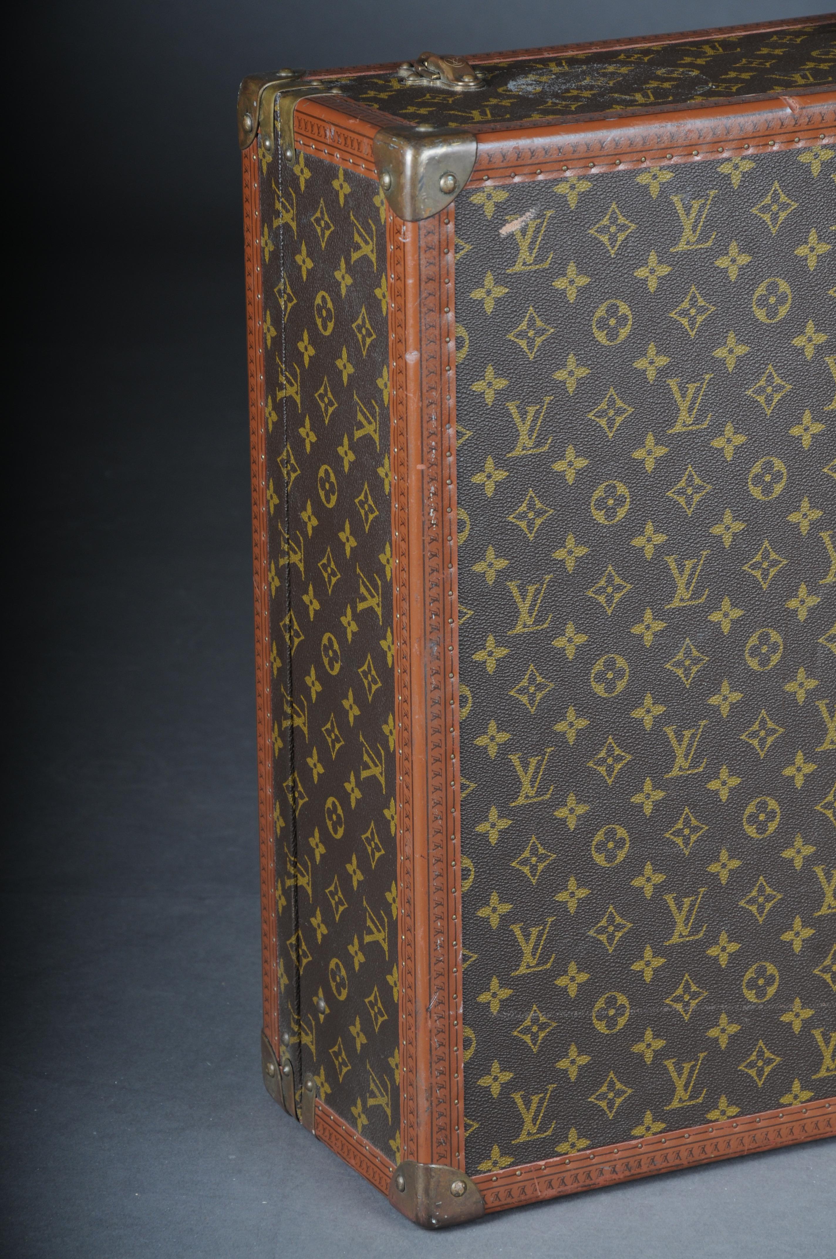 Louis Vuitton travel case/overseas case/suitcase, LV monogram, Trunk
(hard case)

This beautiful trunk (hard case) Louis Vuitton is in monogram canvas. This is the model Alzer. The hardware is gold metal. The lining is canvas. The rounded handle