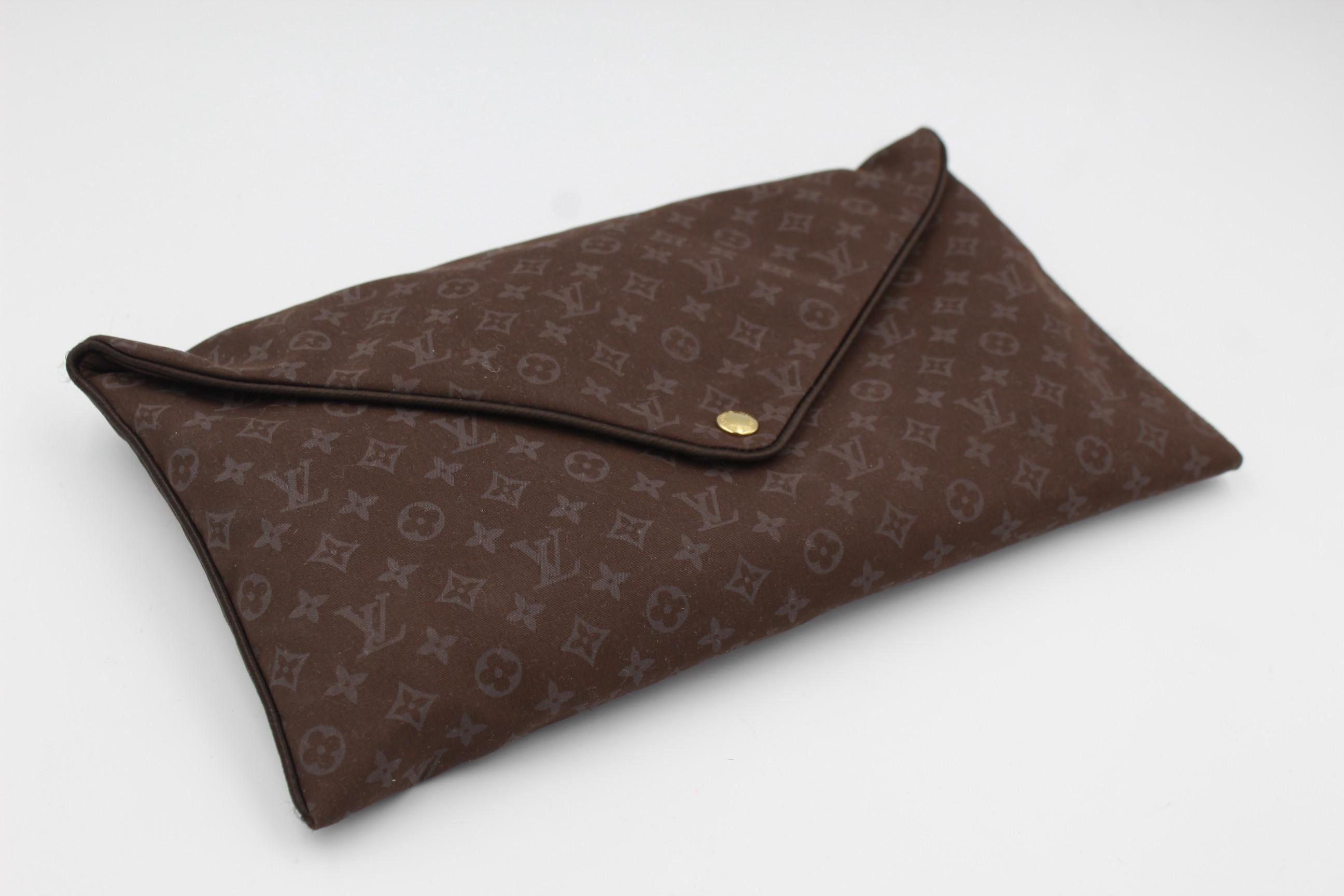 Louis Vuitton travel kit in cotton. Composed by a pillow, pouch and sleeping mask .
