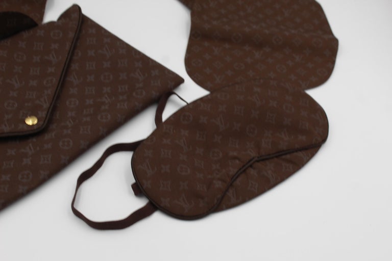 Louis Vuitton Travel Kit in Monogram Canvas For Sale at 1stDibs