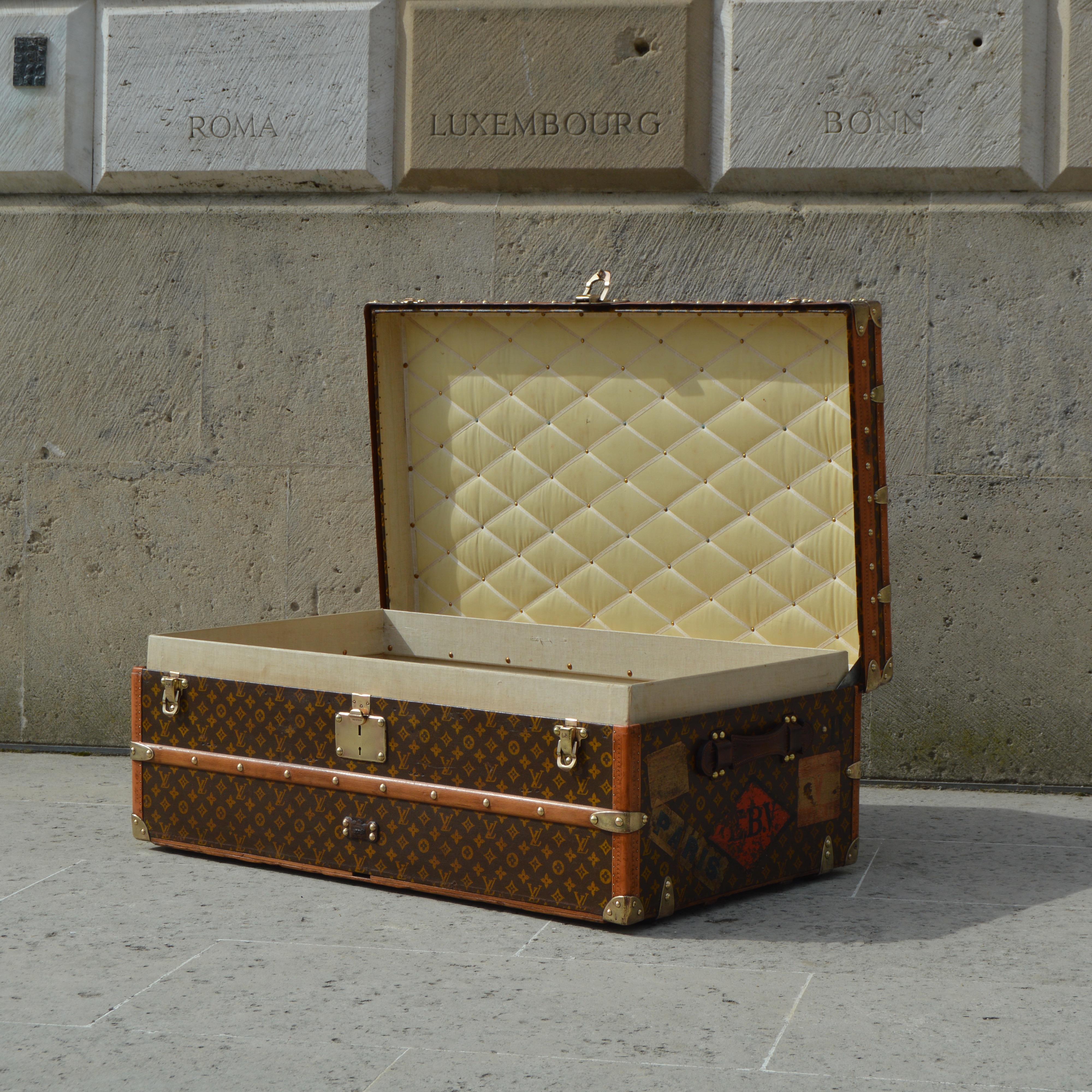 Louis Vuitton travel trunk c.1913 In Good Condition For Sale In LA FERTÉ-EN-OUCHE, FR