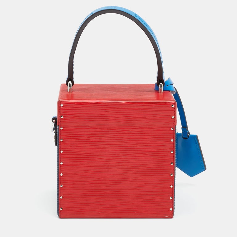 This Louis Vuitton Bleecker bag has a stunning allure to complement your evenings or special outings. Crafted from Epi leather, it carries a color block look on a silhouette that is reminiscent of the historic trunks that made the label so popular.