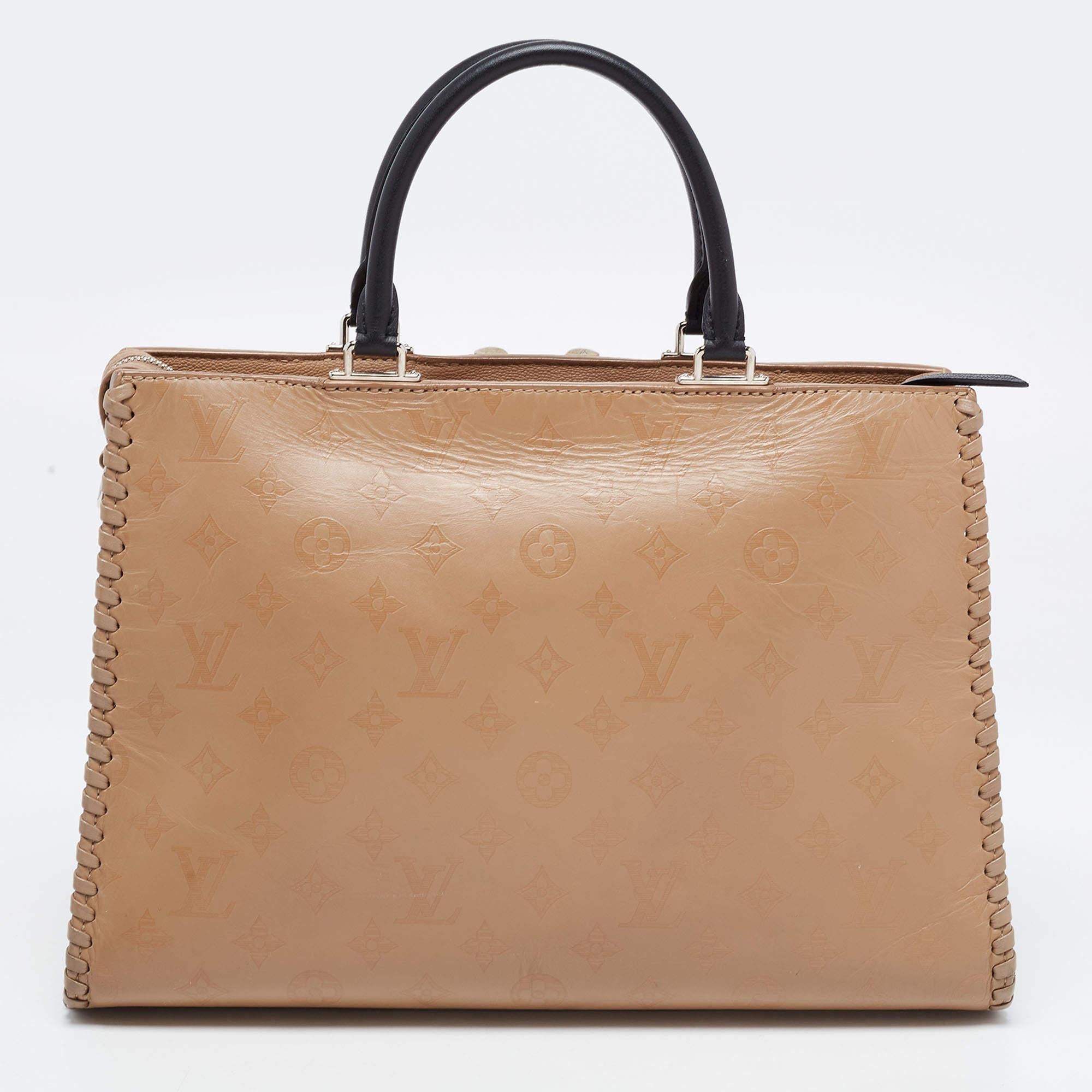 Thoughtful details, high quality, and everyday convenience mark this designer bag for women by Louis Vuitton. The bag is sewn with skill to deliver a refined look and an impeccable finish.

Includes: 2 detachable strap, Discolored Original Dustbag
