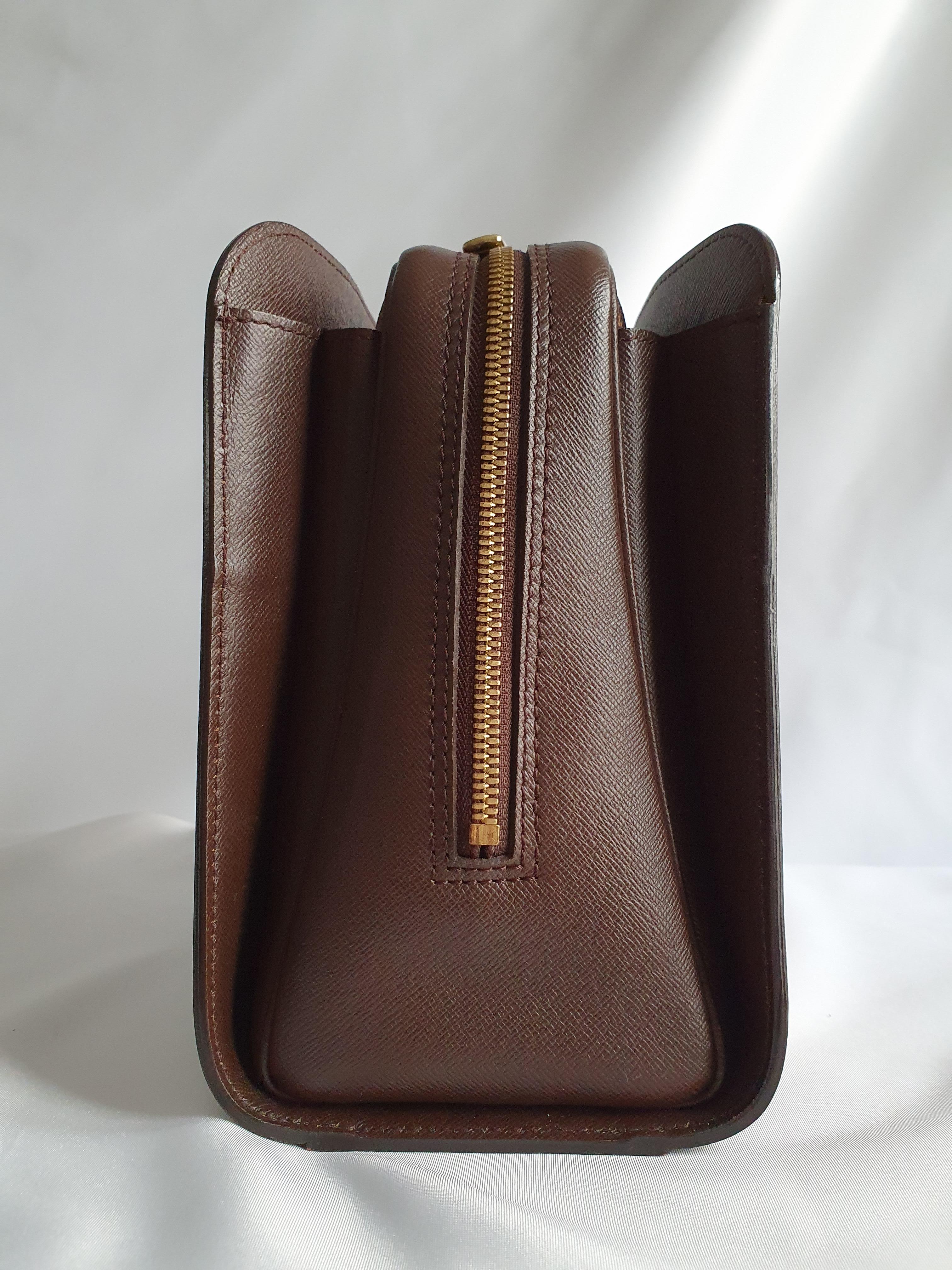 - Designer: LOUIS VUITTON
- Model: Triana
- Condition: Very good condition. Interior stains
- Accessories: None
- Measurements: Width: 26cm , Height: 22cm , Depth: 12cm 
- Exterior Material: Canvas
- Exterior Color: Brown
- Interior Material: