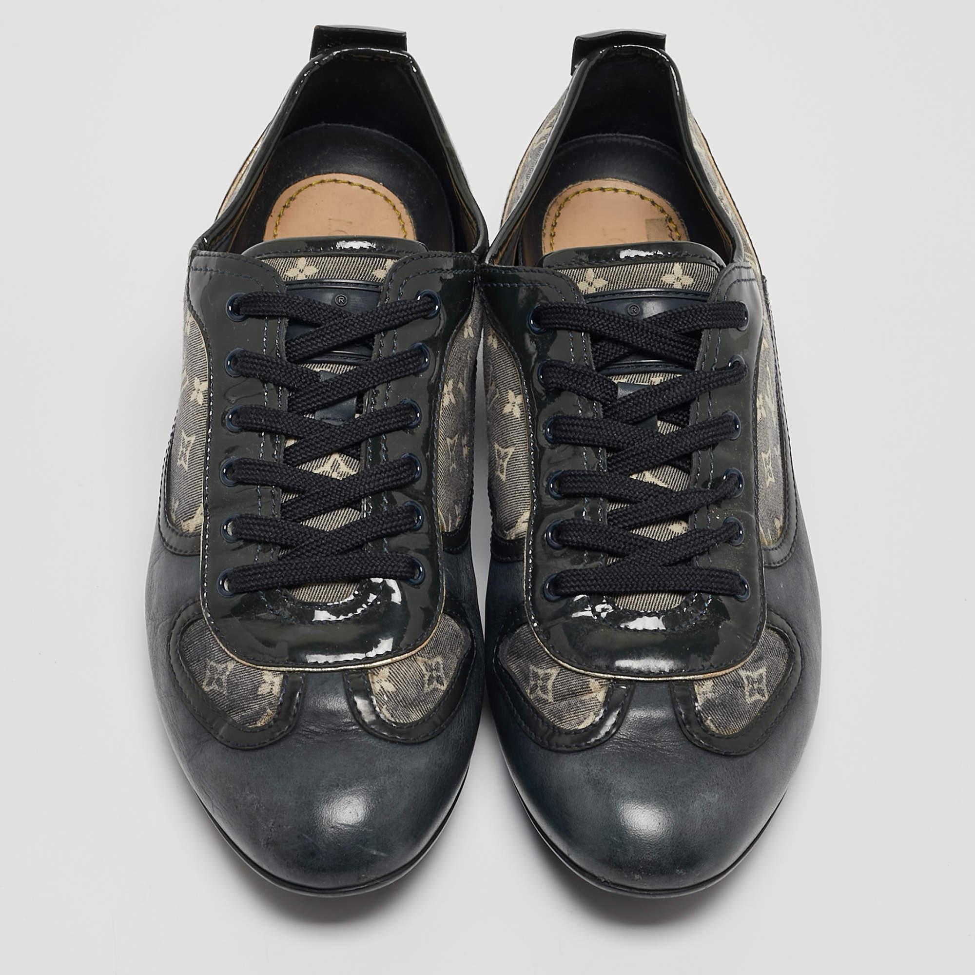 Diese LV-Sneaker in klassischer Silhouette sind eine nahtlose Kombination aus Luxus, Komfort und Stil. Diese Sneaker sind mit charakteristischen Details und bequemen Innensohlen ausgestattet.

