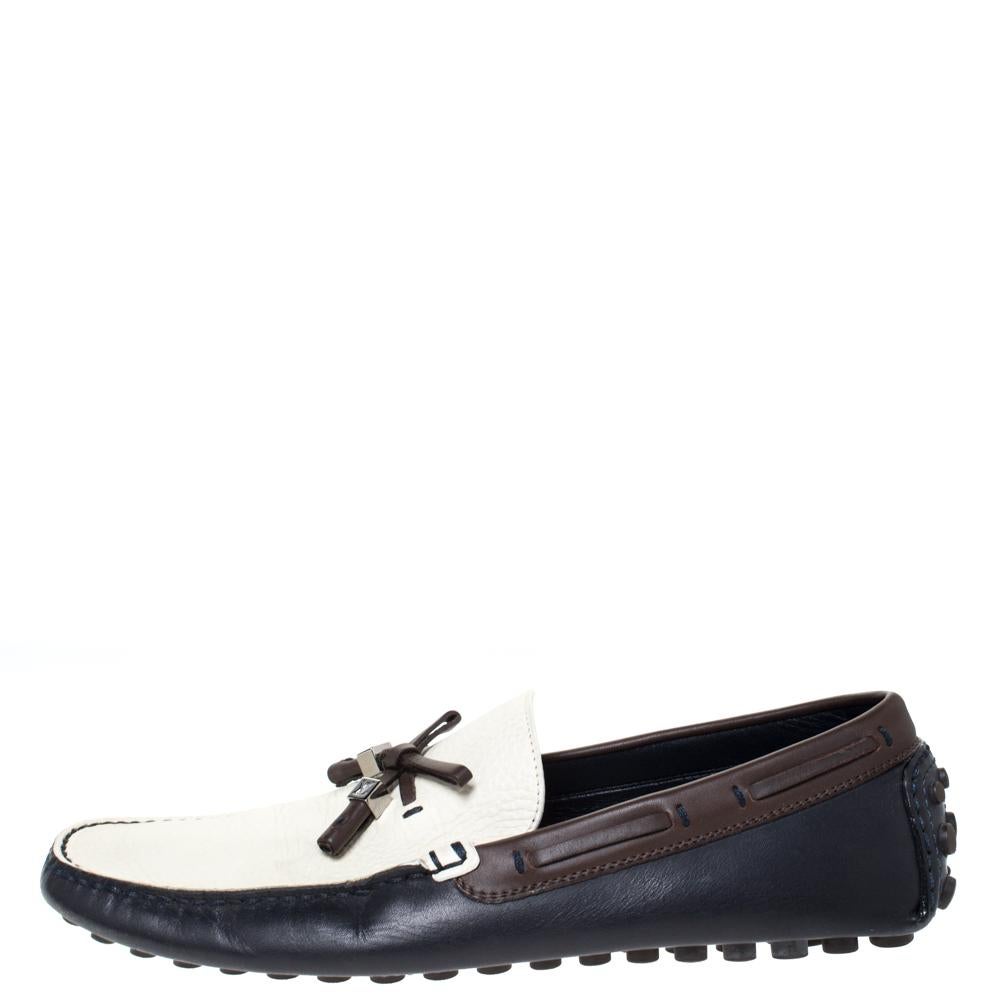 Add value to your ensemble by slipping into this pair of loafers from Louis Vuitton. Made from leather, they feature bow details on the uppers and leather lining. Soft and plush, these shoes are sure to bring you comfort.

