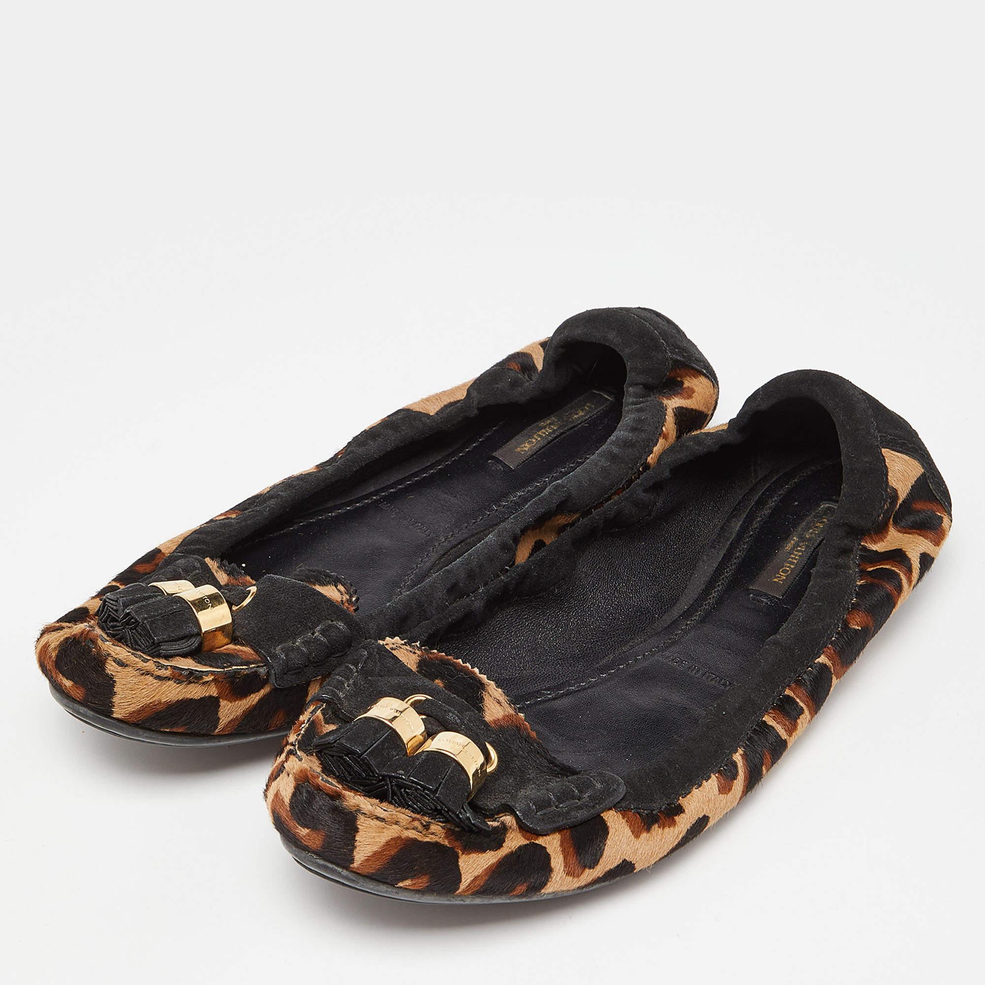 Louis Vuitton Tricolor Leopard Print Calf Hair and Suede Tassel Scrunch Loafers  For Sale 2
