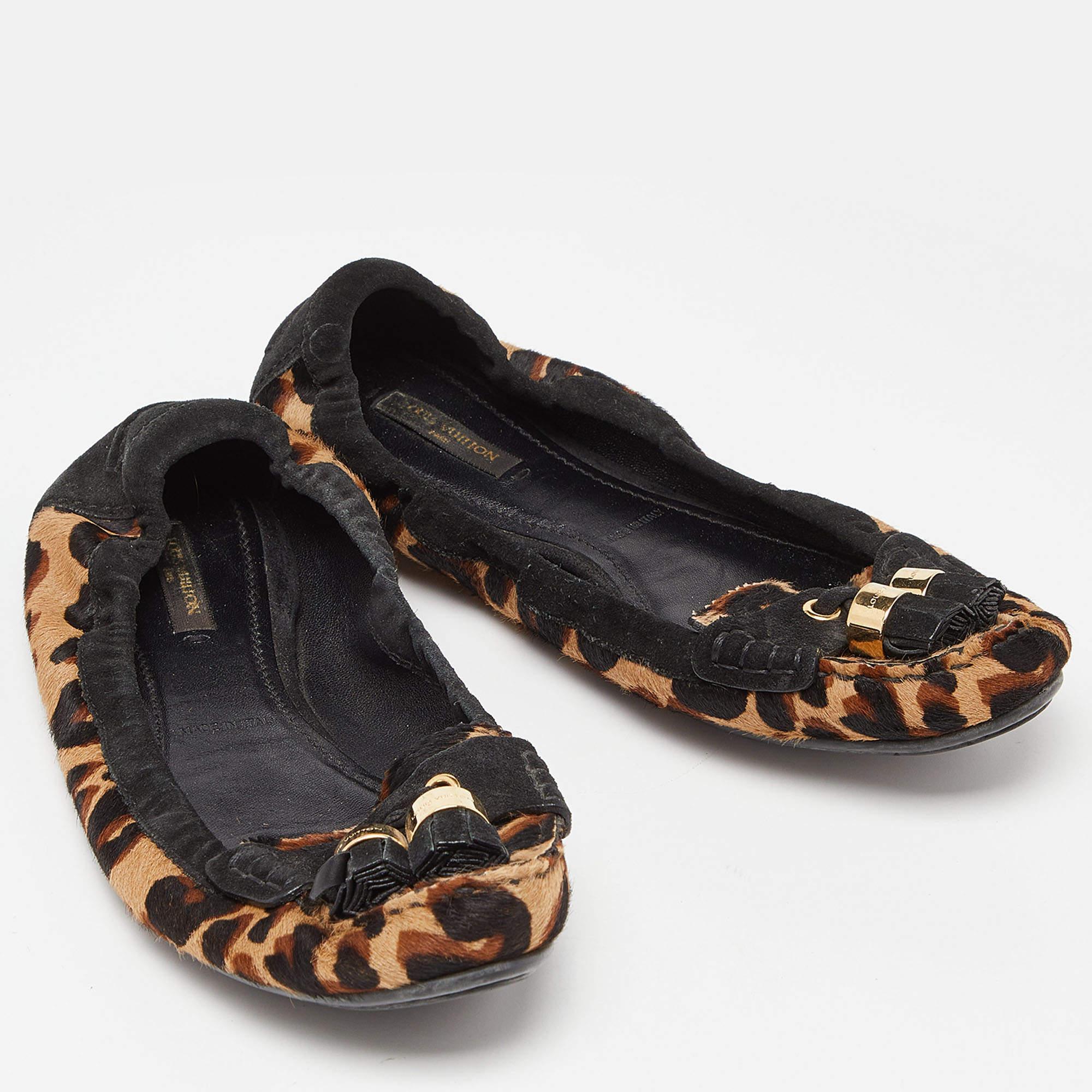 Louis Vuitton Tricolor Leopard Print Calf Hair and Suede Tassel Scrunch Loafers  For Sale 4
