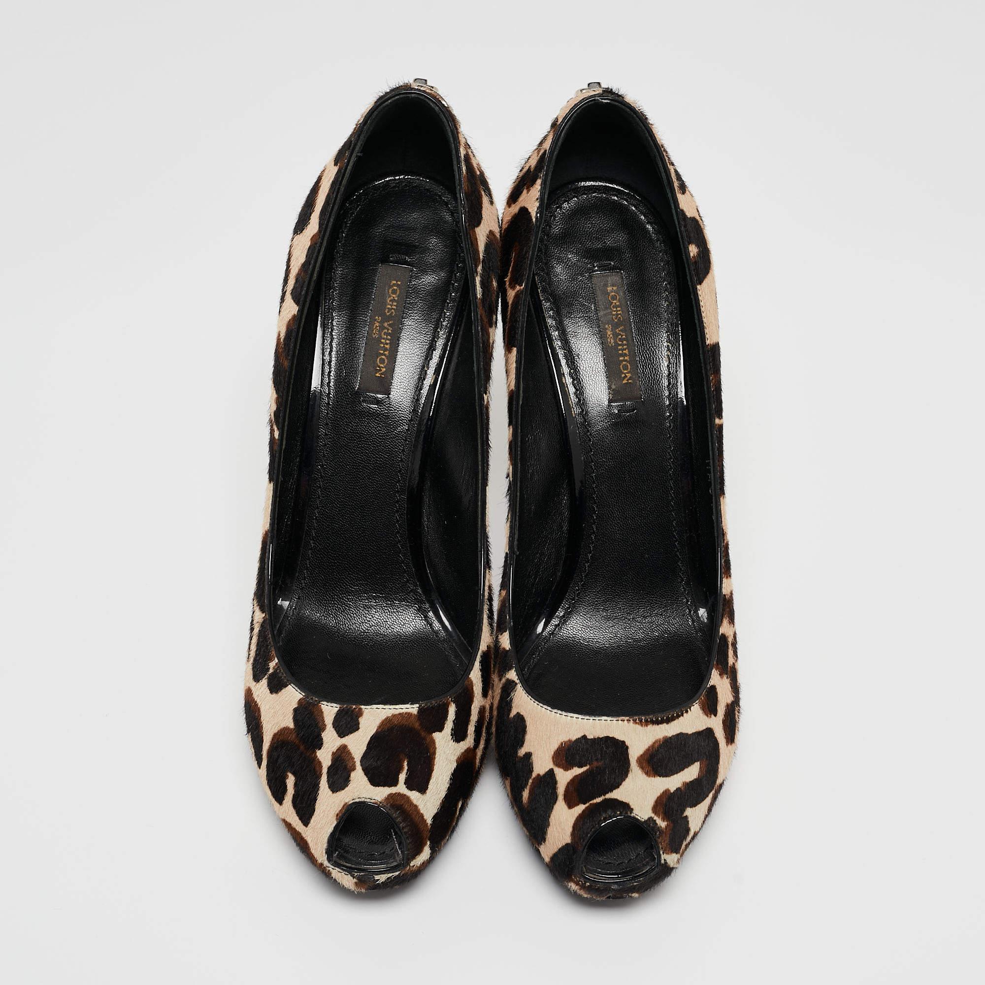 Louis Vuitton Tricolor Leopard Print Calf Hair Oh Really! Peep Toe Pumps Size 38 In Good Condition For Sale In Dubai, Al Qouz 2