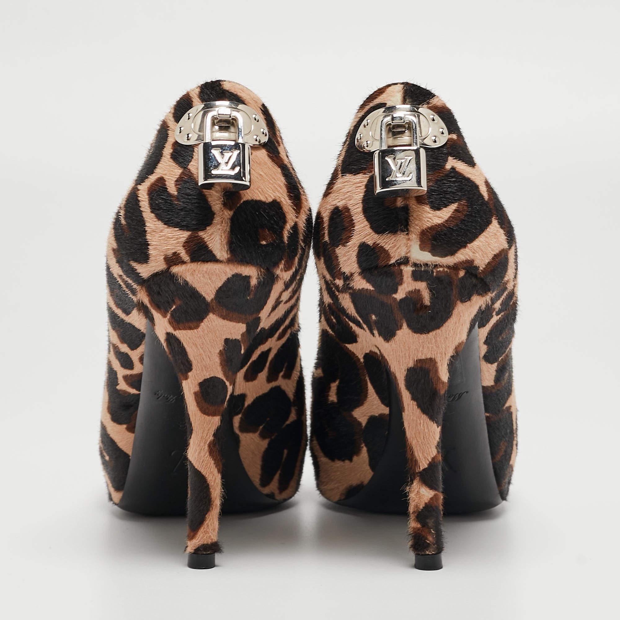 Tricolor Leopard Print Kalbshaar von Louis Vuitton Oh Really! Peep Toe-Pumps Größe 38 im Angebot 3