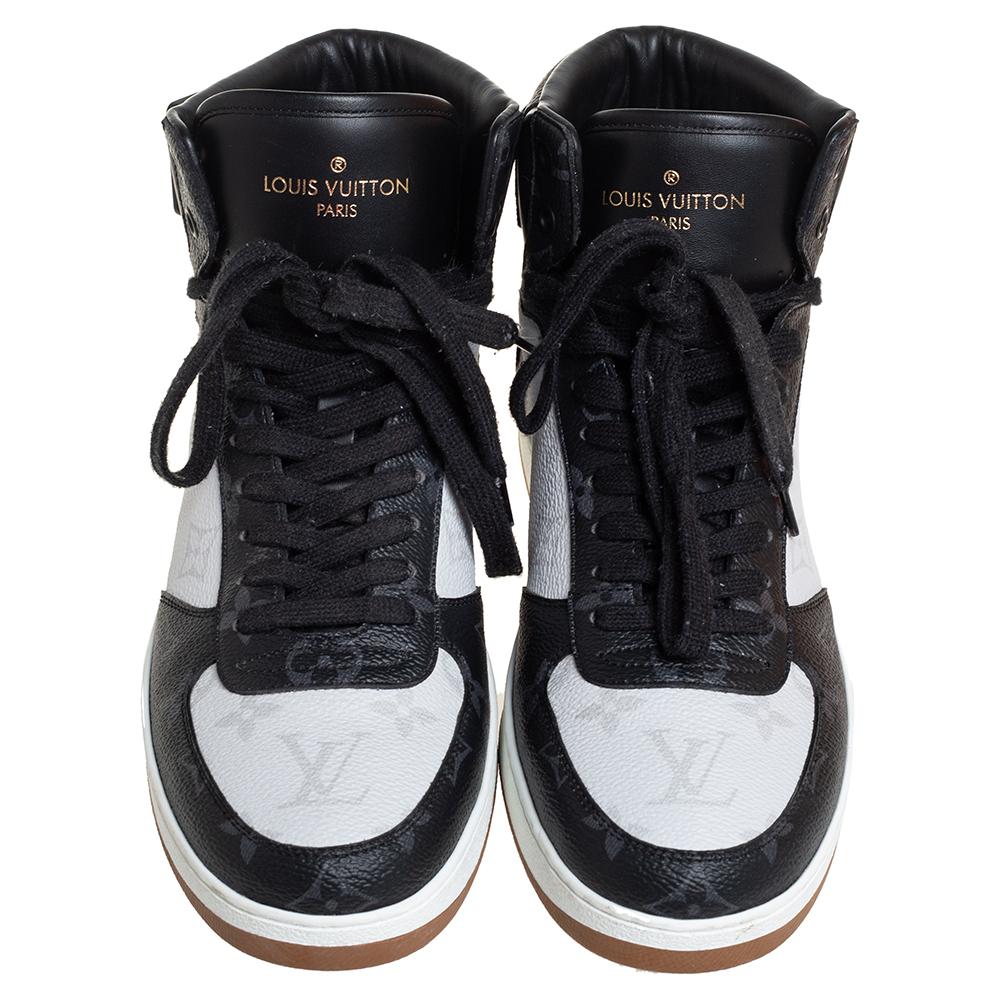 Holen Sie sich mit diesen High-Top-Sneakern von Louis Vuitton einen luxuriösen Hauch von High-Fashion nach Hause. Die Rivoli-Sneaker sind aus dem charakteristischen Monogramm-Canvas gefertigt und verfügen über runde Zehen:: Schnürsenkel an der