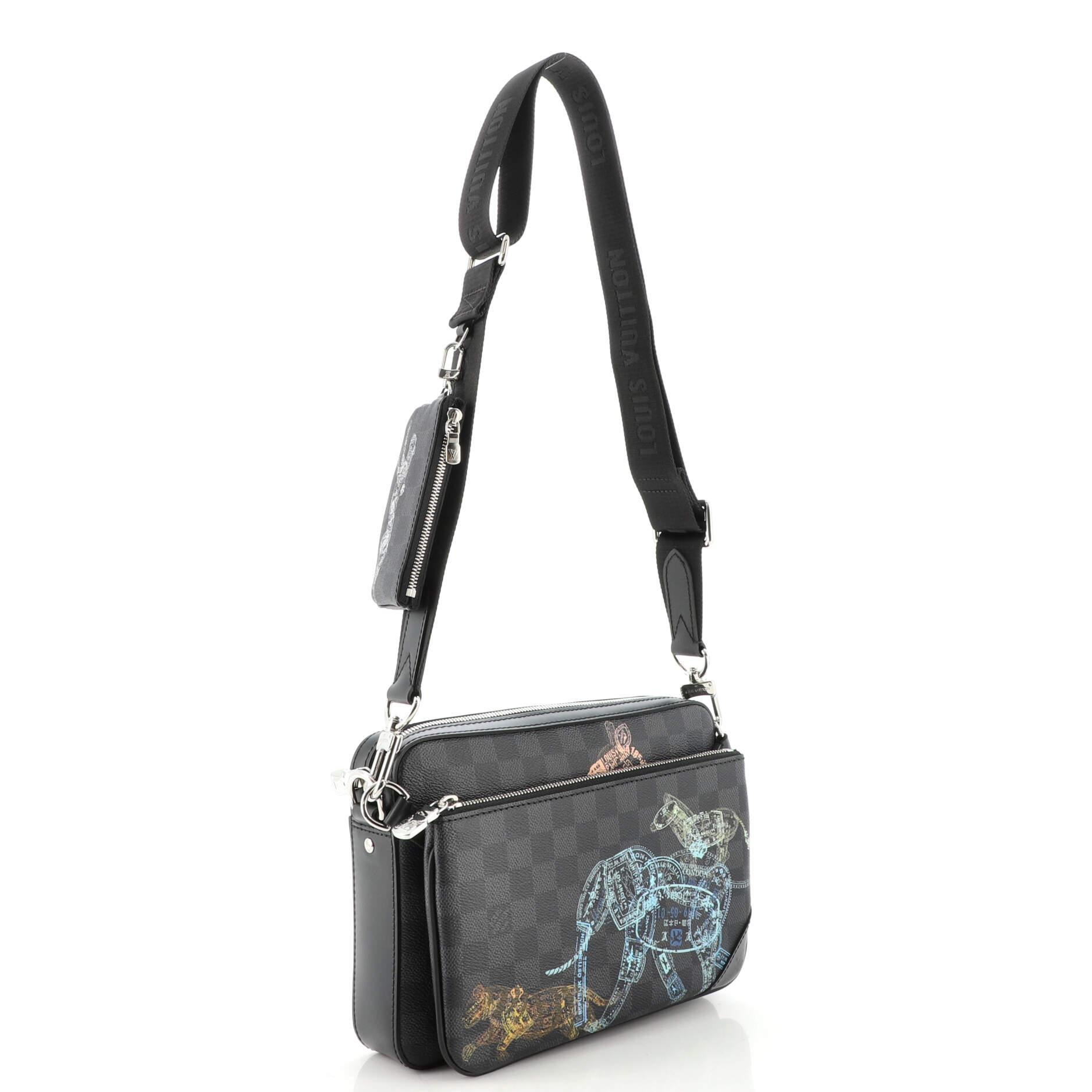 Condition : Excellent. Léger froissement à l'extérieur, usure et éraflures mineures sur les garnitures en cuir, éraflures sur la quincaillerie.
Accessoires : Pochette supplémentaire, Pochette, avec sangle
Mesures : Hauteur 7,5