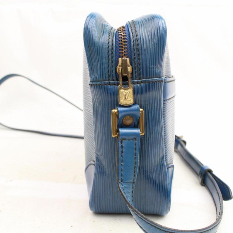 Leather crossbody bag Louis Vuitton Blue in Leather - 25806646