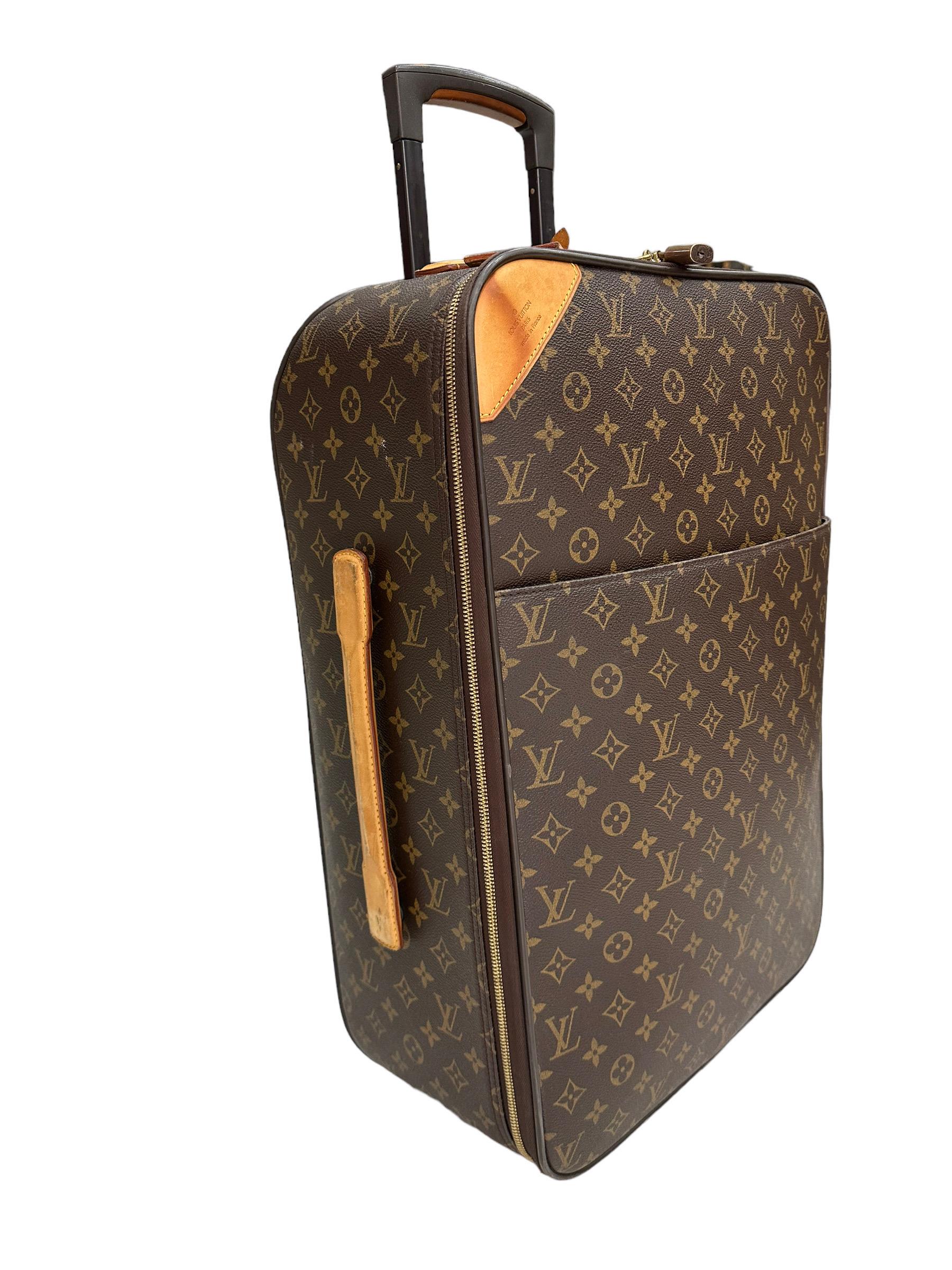 Louis Vuitton Vintage Green Taiga Leather Suitcase 53cm For Sale at 1stDibs