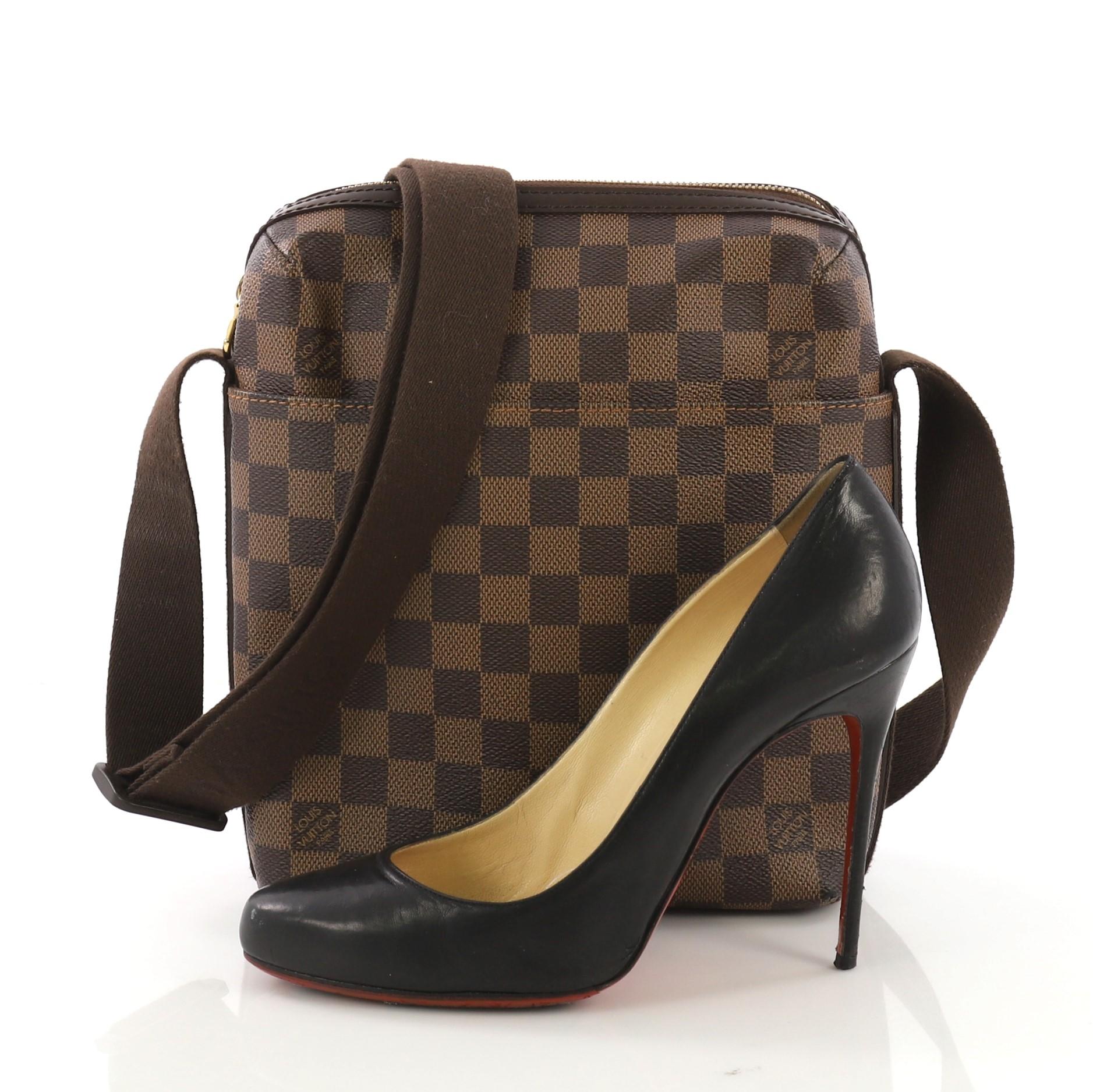 This Louis Vuitton Trotteur Beaubourg Handbag Damier, crafted from damier ebene coated canvas, features an adjustable canvas strap, exterior front slip pocket and gold-tone hardware. Its zip closure opens to a brown fabric interior with slip pocket.