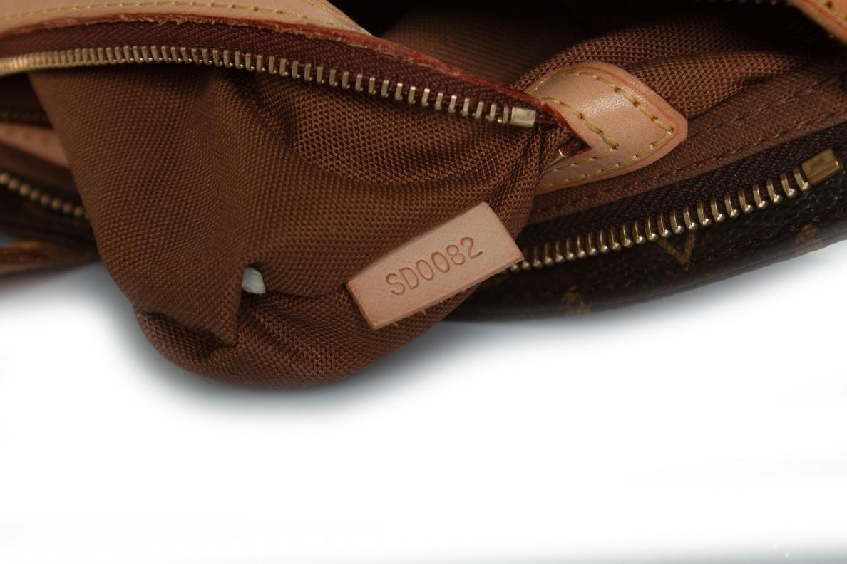 Louis Vuitton, Trotteur in monogram canvas For Sale 1