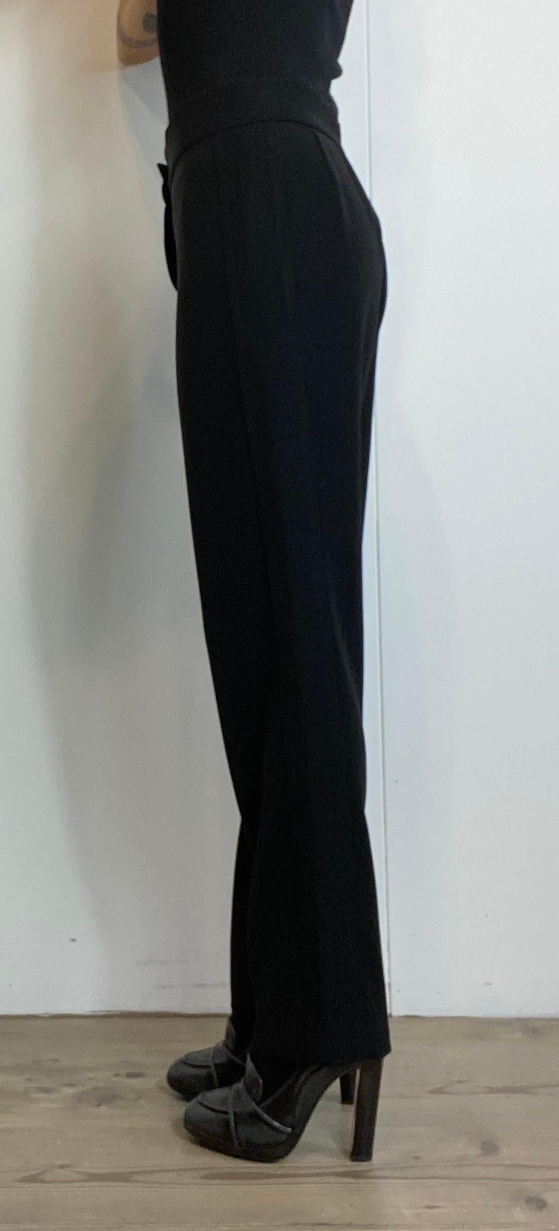 Louis Vuitton uniform trousers in black polyester.

In very good condition

Size 40
Waist 36 cm
Hip 44 cm
Length 92 cm