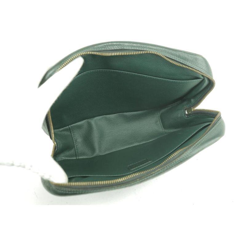 Louis Vuitton - Pochette fourre-tout en cuir vert « Taiga » Gm 232555 Pour femmes en vente