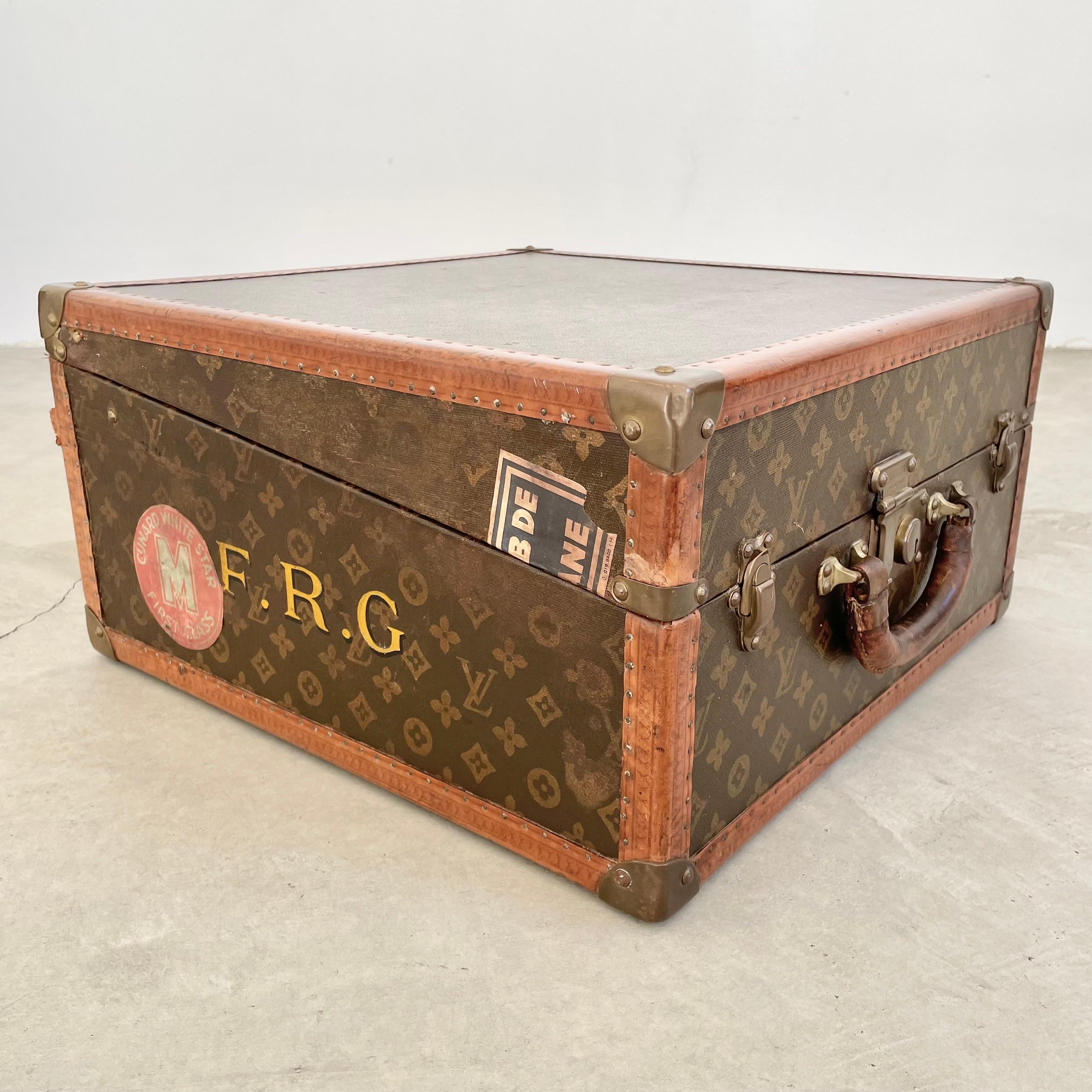 Individuell gestalteter Vintage-Koffer von Louis Vuitton aus den 1940er Jahren. Wunderschönes Ausstellungsstück mit unregelmäßiger Form/Öffnung. Ideal für die Aufbewahrung von Papieren, Büchern oder kleinen Gegenständen für Reisen oder im Haus. Das
