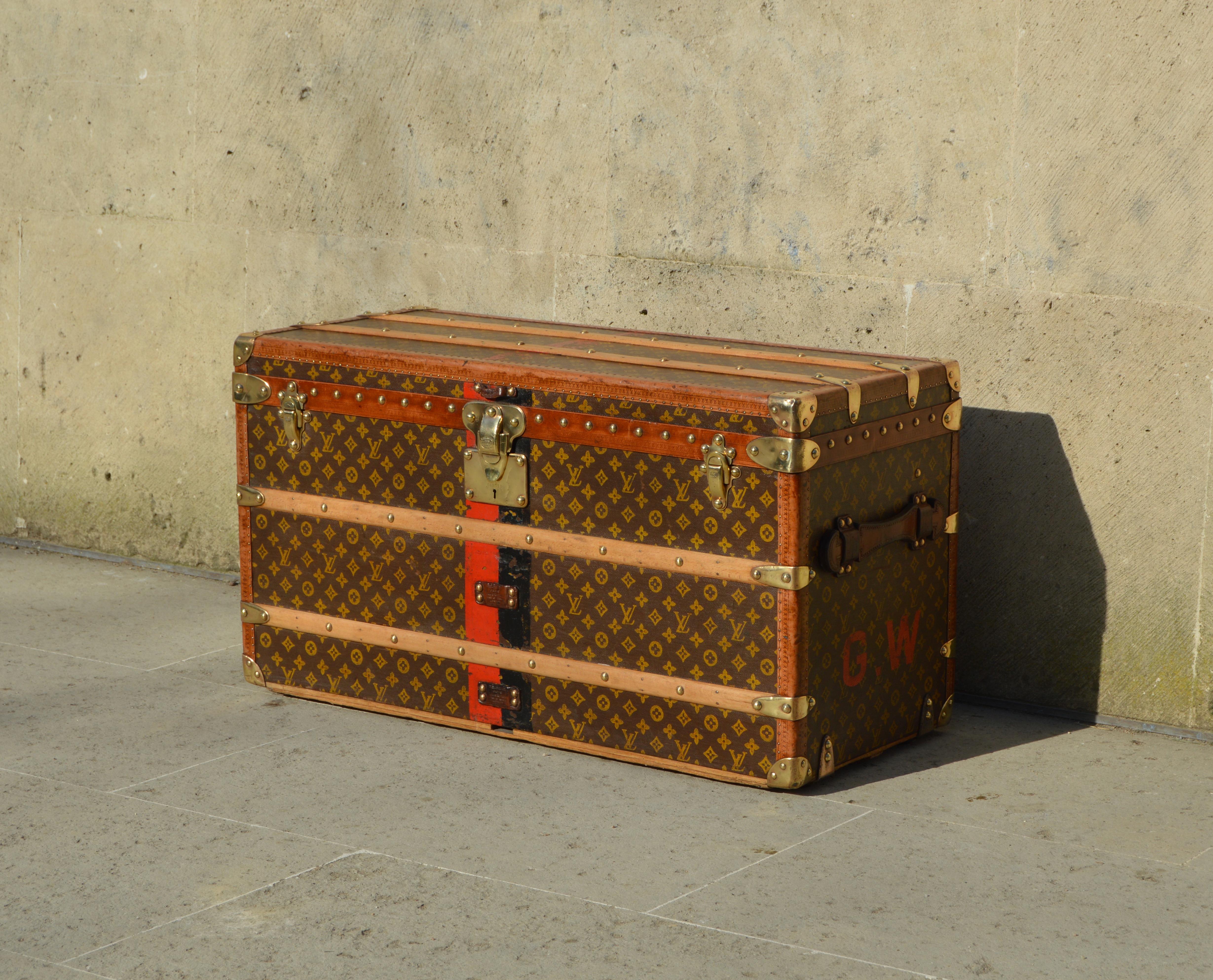 Beautiful Louis Vuitton trunk from 1922, originally used to store shoes, up to 14 pairs of shoes and/or 2 to 6 pairs of boots. Thanks to its original function, the proportions of this trunk are very practical today, it is not bulky but quite