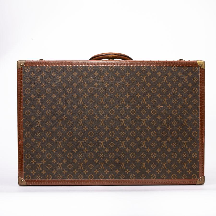 This beautiful trunk (hard case) LOUIS VUITTON is in monogram canvas. This is the model Bisten 70. The hardware is gold metal. The lining is canvas. The rounded handle is leather. The interior is composed of a double storage compartment with support