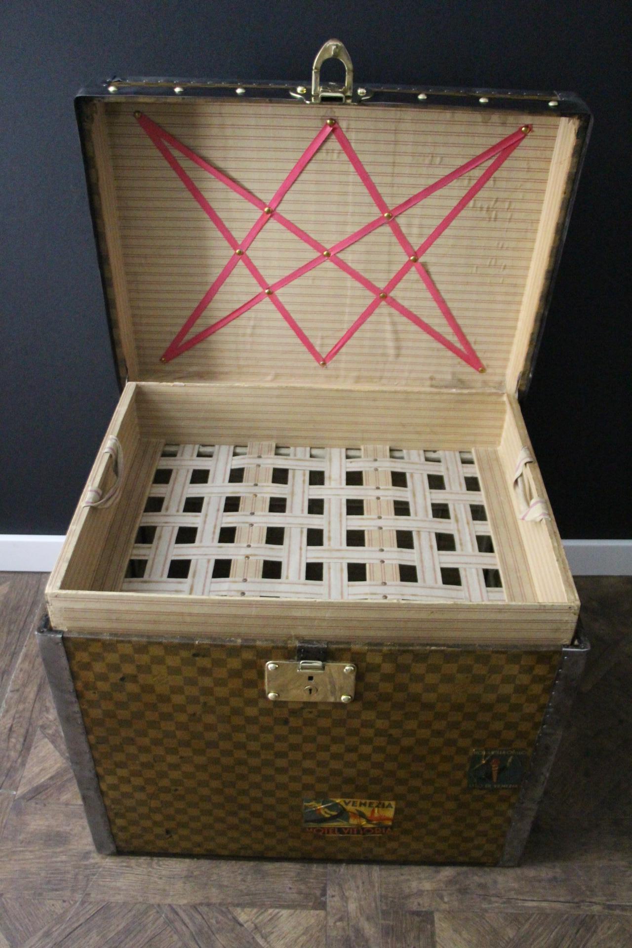 Louis Vuitton Trunk in Checkered Pattern, 60 cm Damier Louis Vuitton Hat Trunk 4