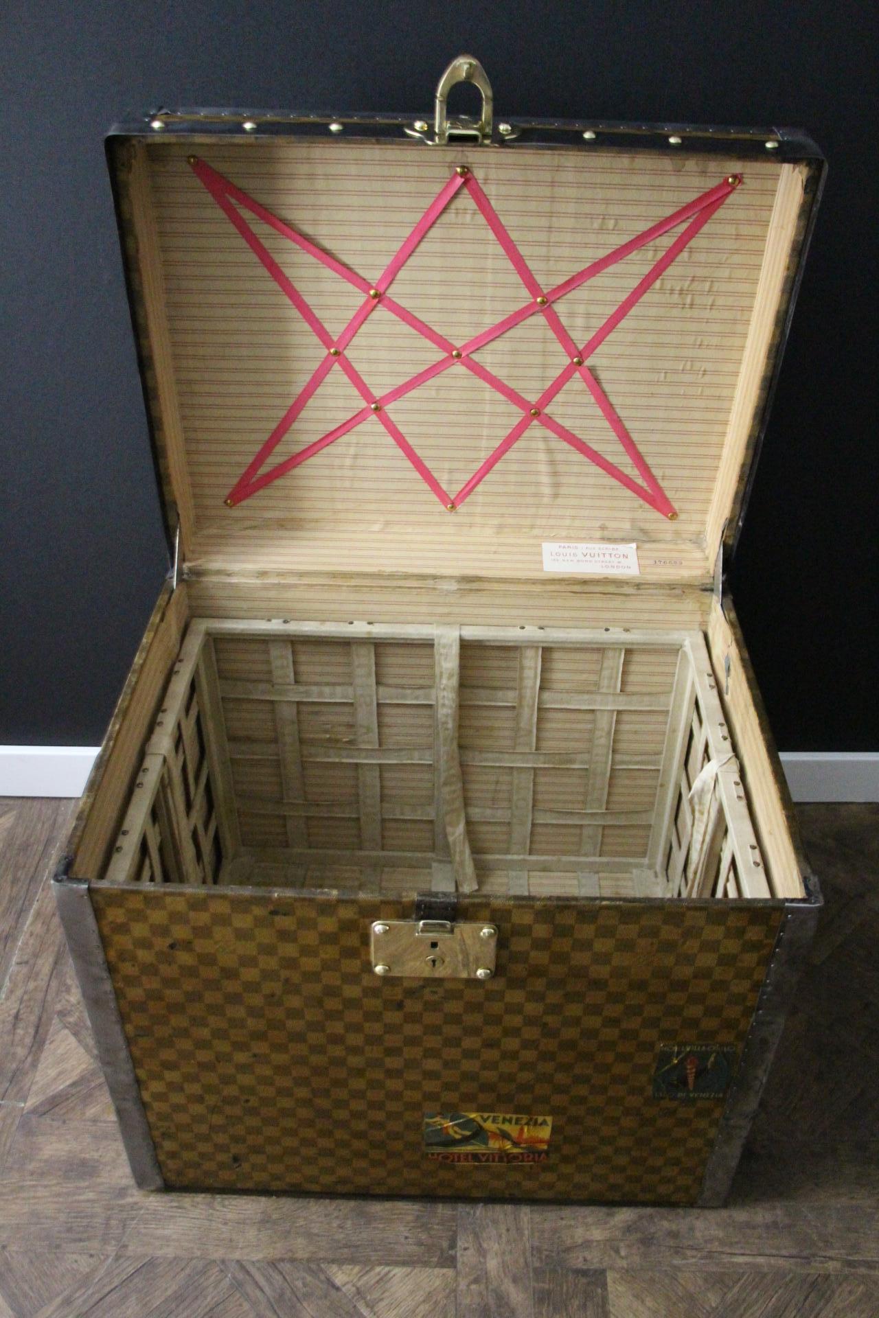 Louis Vuitton Trunk in Checkered Pattern, 60 cm Damier Louis Vuitton Hat Trunk 5